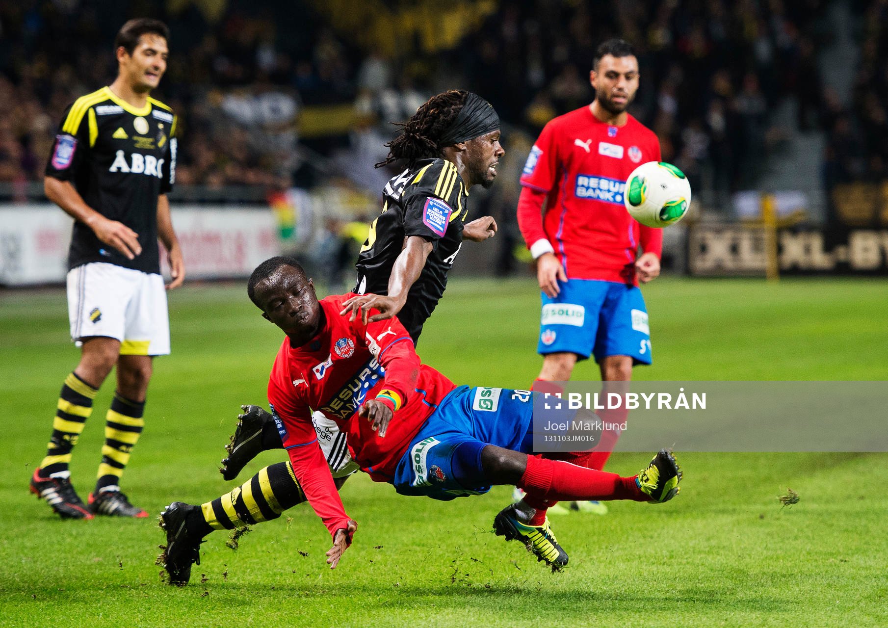 Helsingborgs Emmanuel Boateng i kamp om bollen med AIK:s Martin Kayongo-Mutumba under fotbollsmatchen i Allsvenskan mellan AIK och Helsingborg den 3 november 2013 i Stockholm.