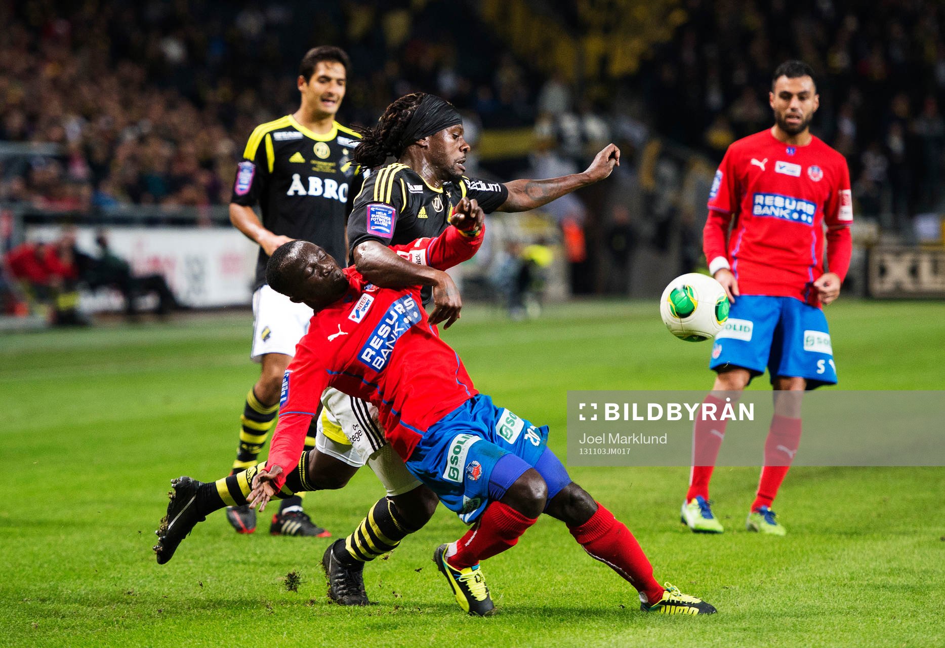 Helsingborgs Emmanuel Boateng i kamp om bollen med AIK:s Martin Kayongo-Mutumba under fotbollsmatchen i Allsvenskan mellan AIK och Helsingborg den 3 november 2013 i Stockholm.