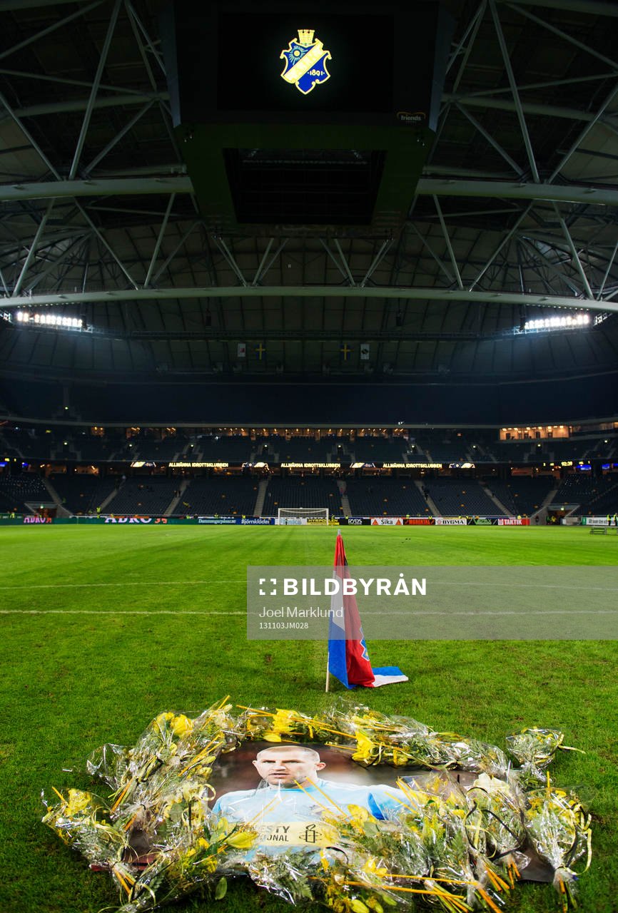 Blommor är utlagda runt en bild på den bortgångne spelaren Ivan Turina efter fotbollsmatchen i Allsvenskan mellan AIK och Helsingborg den 3 november 2013 i Stockholm.