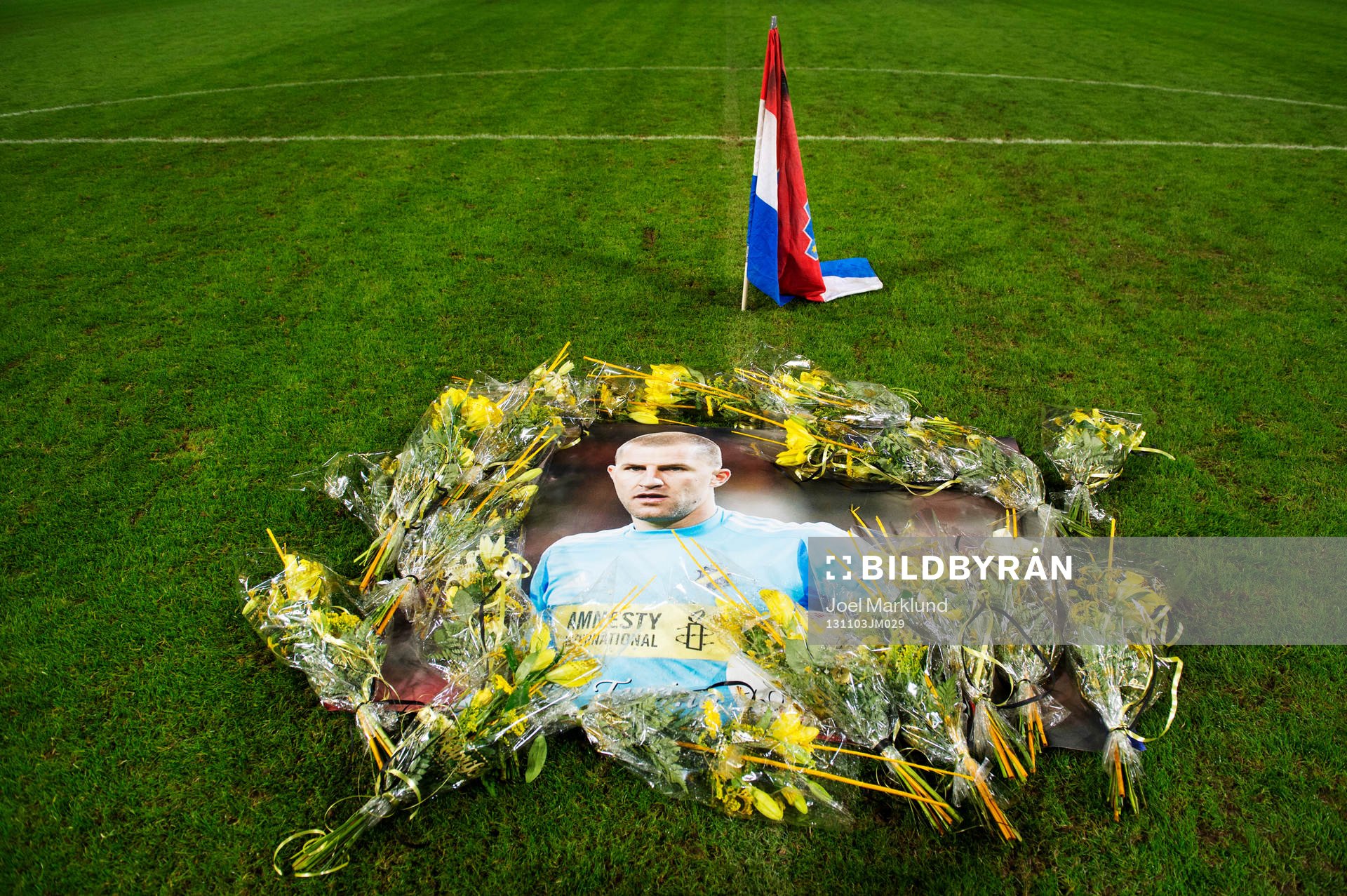 Blommor är utlagda runt en bild på