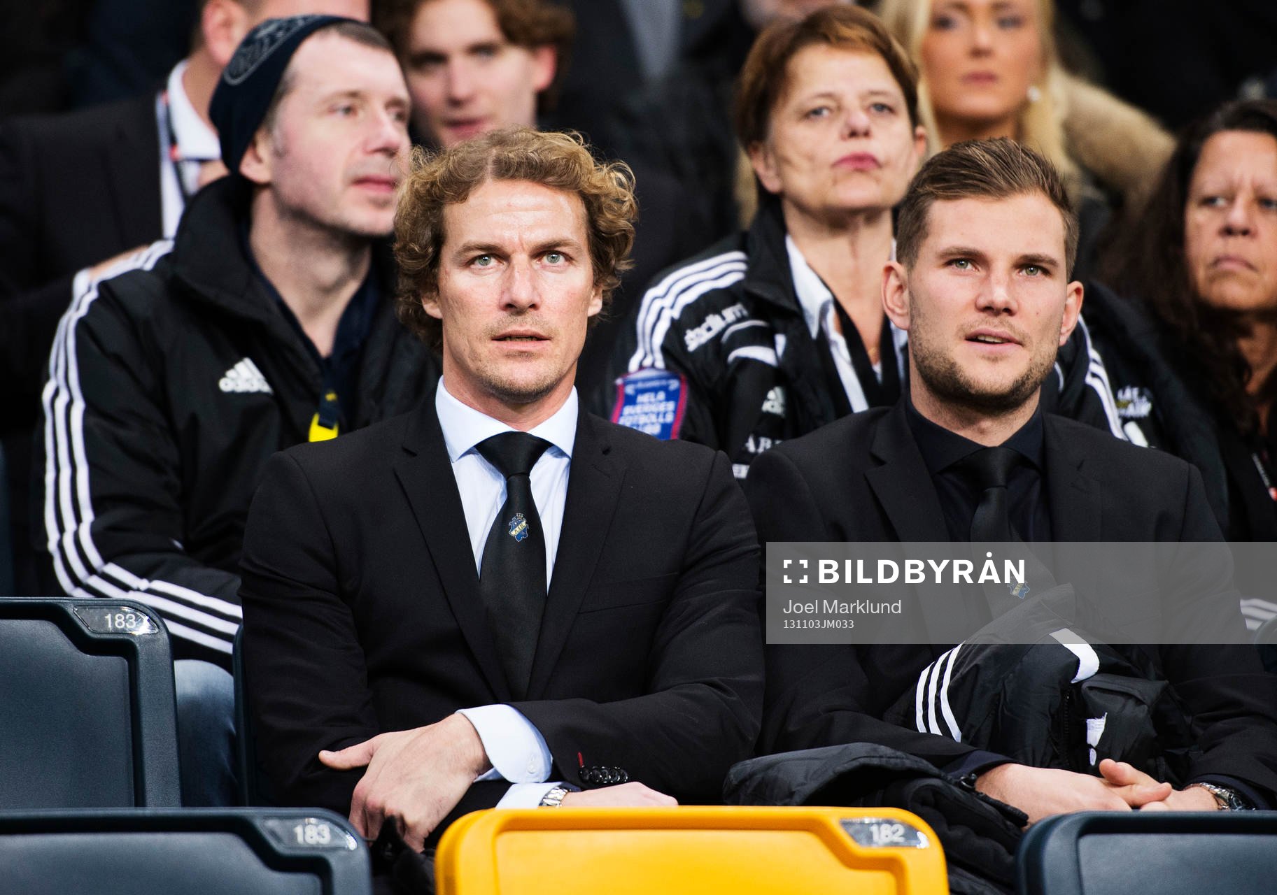 Daniel Tjernström sitter på läktaren under fotbollsmatchen i Allsvenskan mellan AIK och Helsingborg den 3 november 2013 i Stockholm.