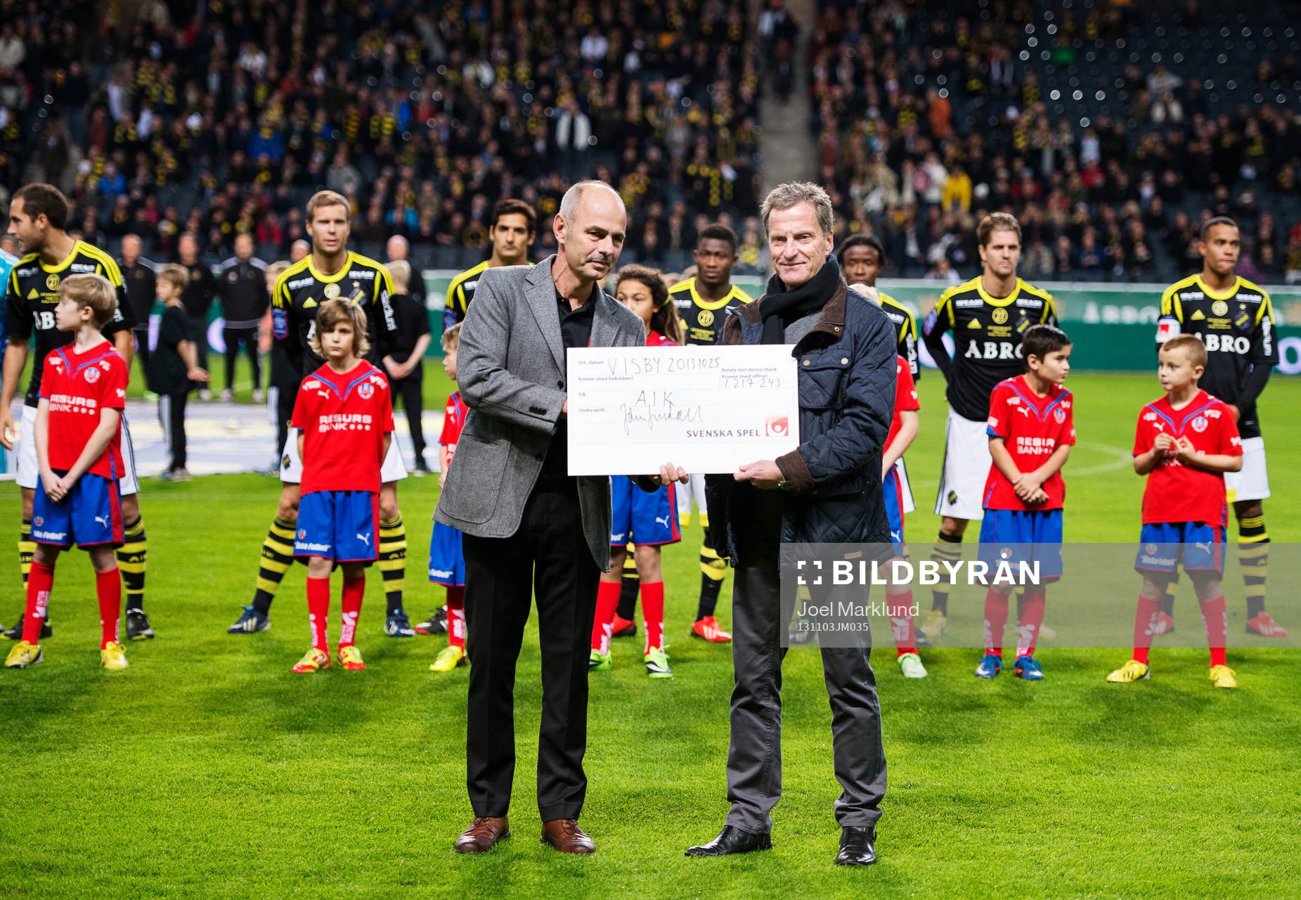 Svenska Spels Erik Kotschack delar ut en check till AIK
