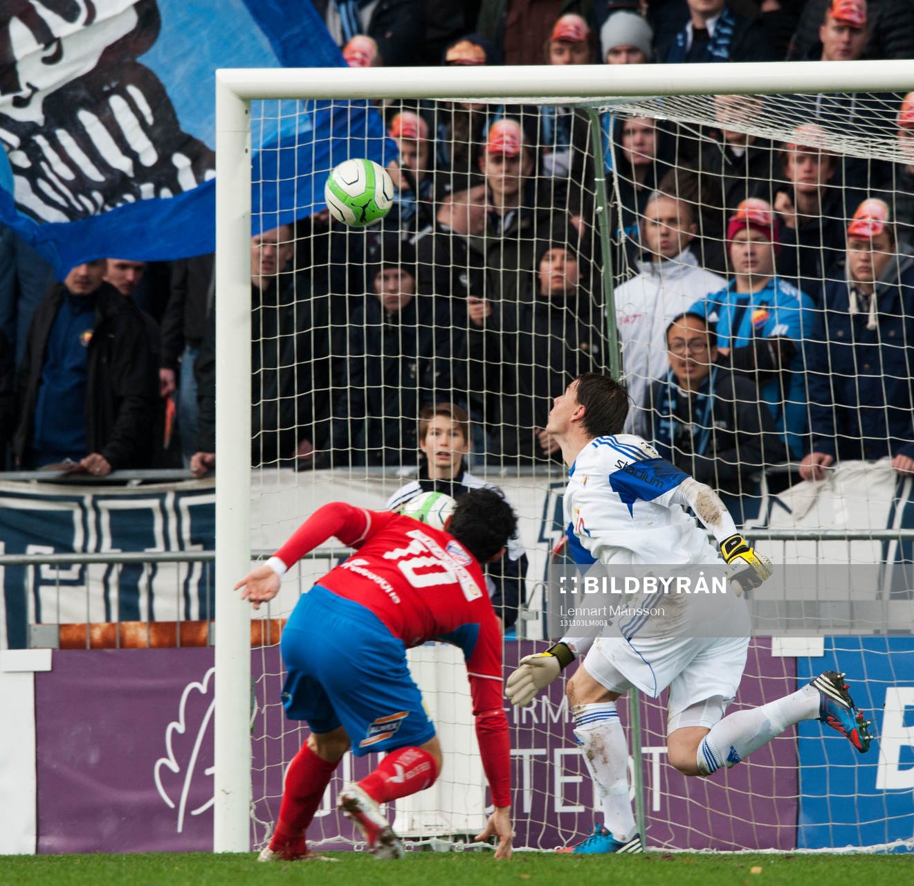 Östers Pablo Pinones Artce gör 1-0 bakom Kenneth Höie i