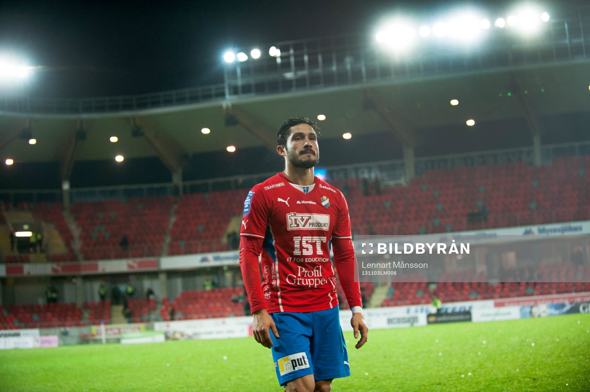Östers målskytt Pablo Pinones Arce lämnar plan deppad