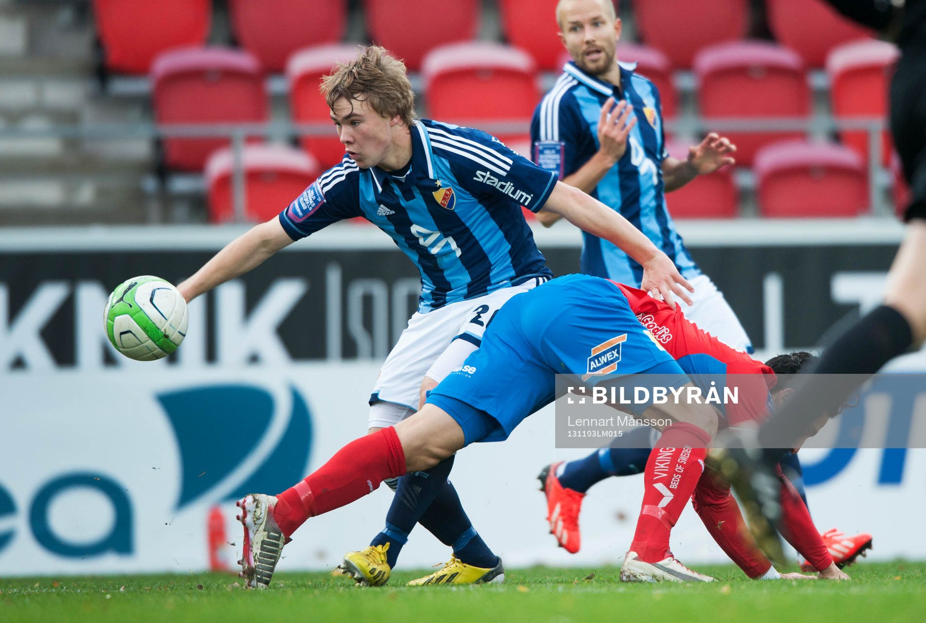 Djurgårdens Simon Tibbling och Östers Pablo Pinones Arce i