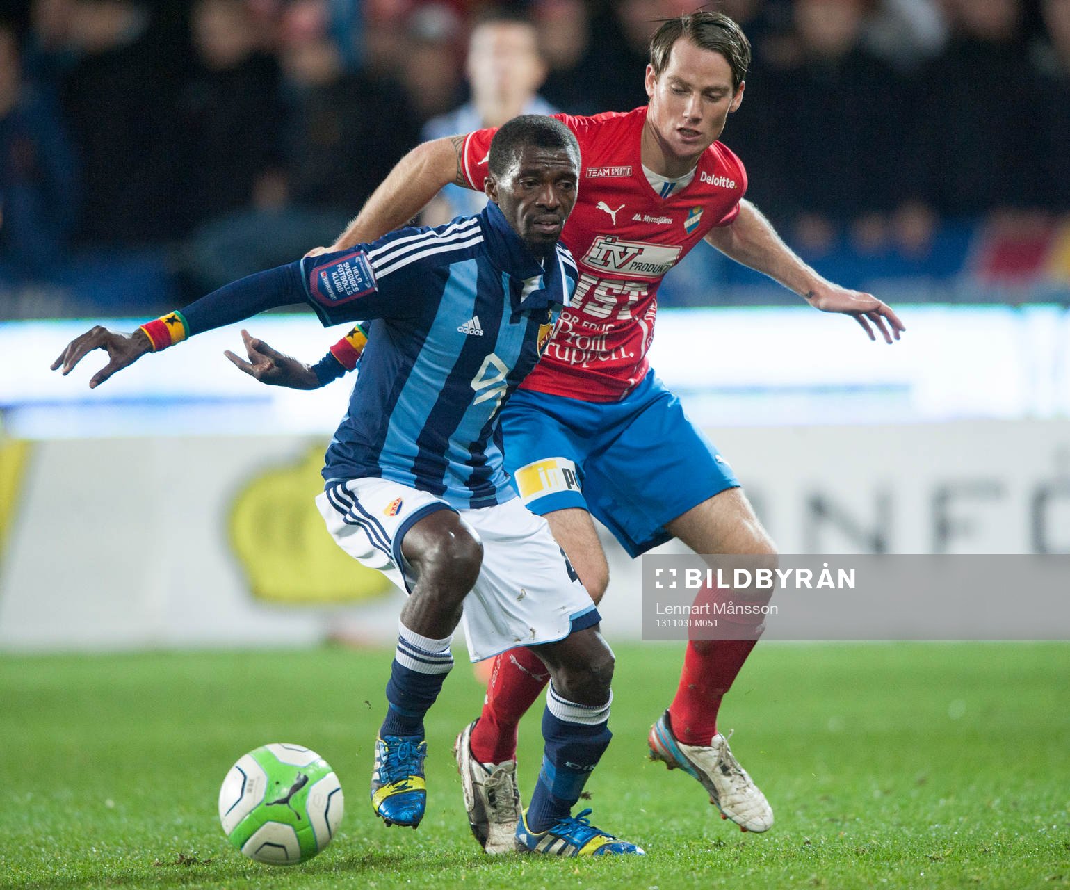Östers Johan Persson och Djurgårdens Yussif Chibsah i