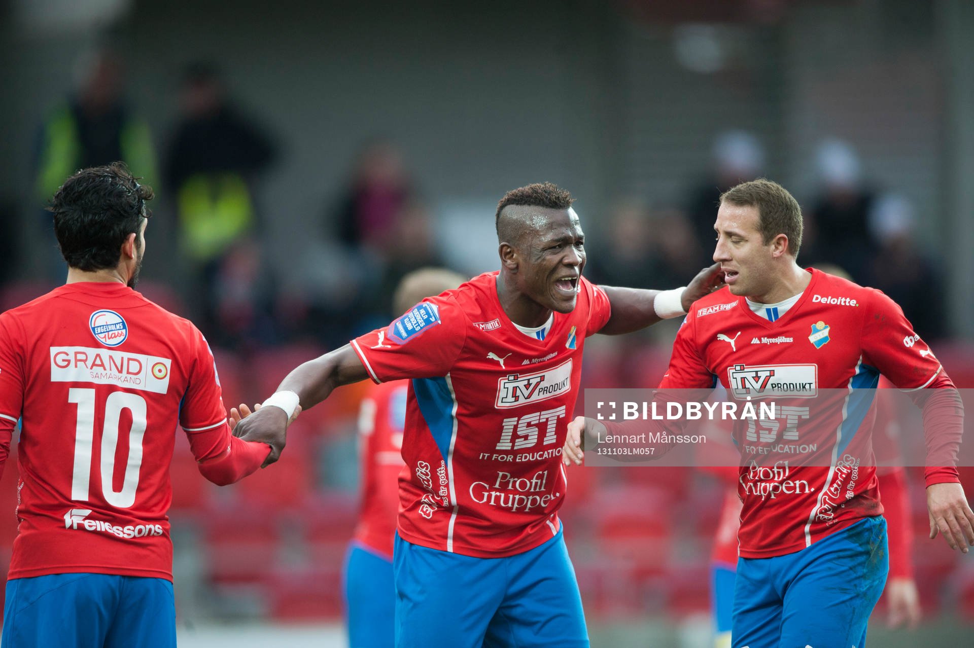 Östers Alhaji Gero dirigerar muren i