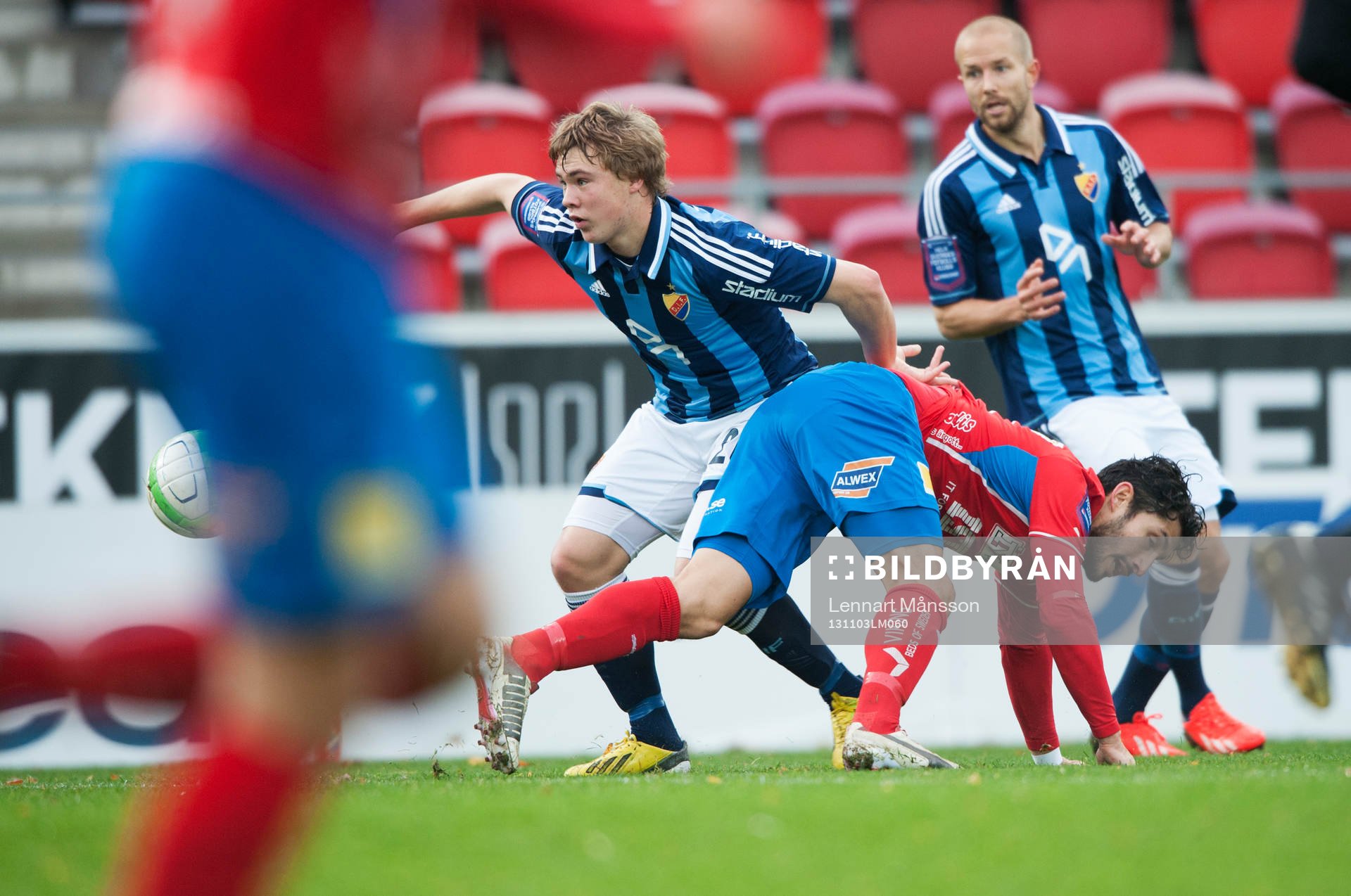 Djurgårdens Simon Tibbling och Östers Pablo Pinones Arce i