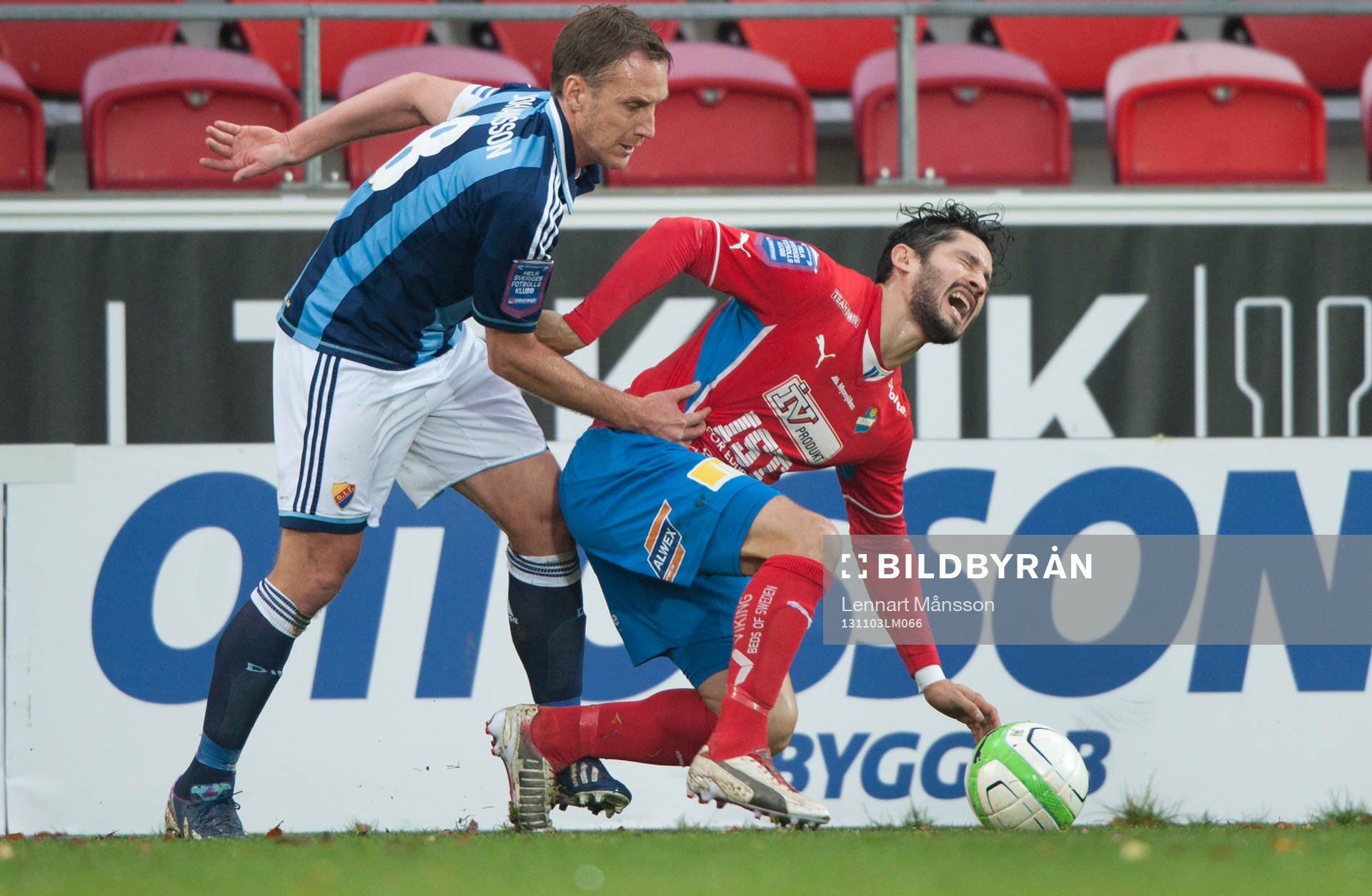 Djurgårdens Andreas Johansson trycker till Östers Pablo