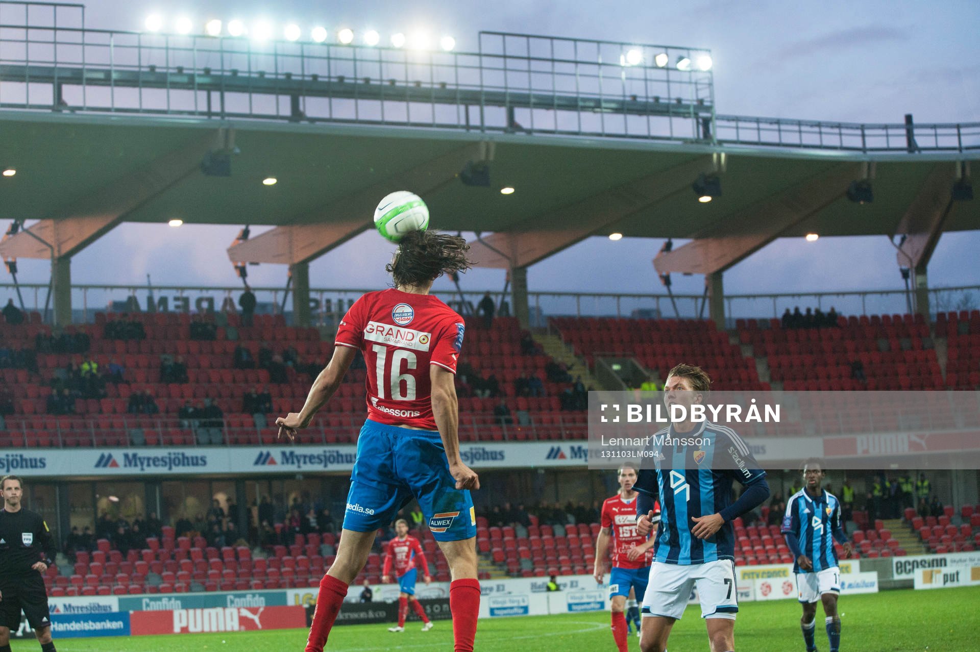 Östers Vlado Zlojutro nickar undan på Myresjö arena  i