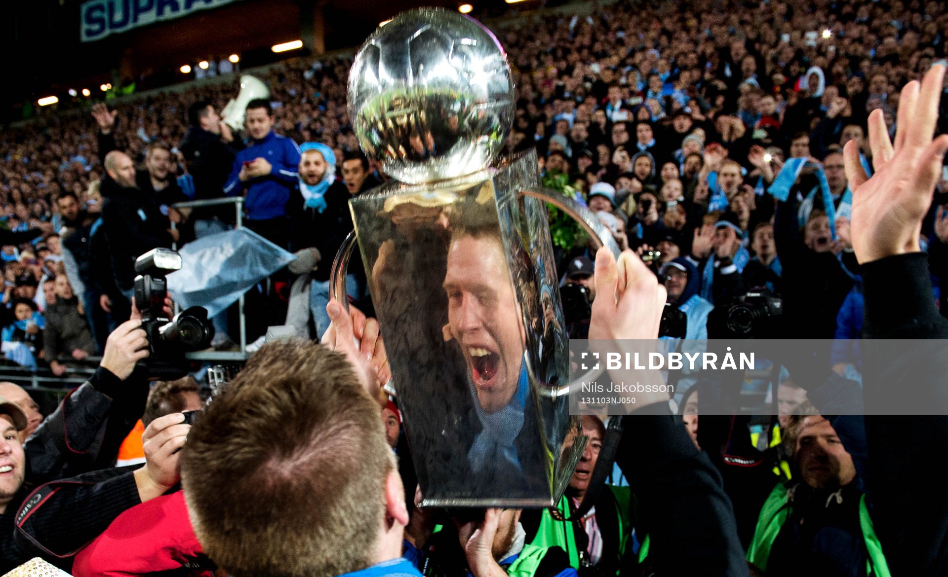 Malmös Pontus Jansson jublar med Lennart Johanssons pokal