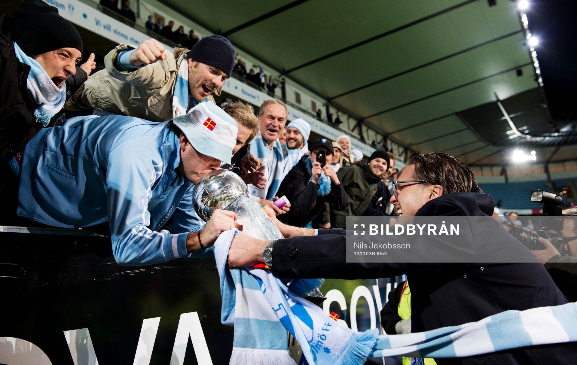 Malmös tränare Rikard Norling firar med fans och Lennart