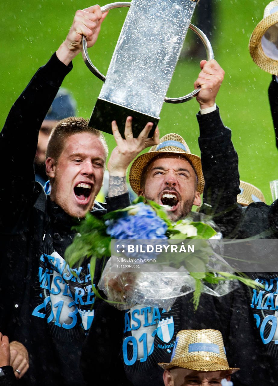 Malmös Pontus Jansson och Guillermo Molins jublar med Lennart Johanssons pokal efter fotbollsmatchen i Allsvenskan mellan Malmö FF och Syrianska den 3 november 2013 i Malmö.
