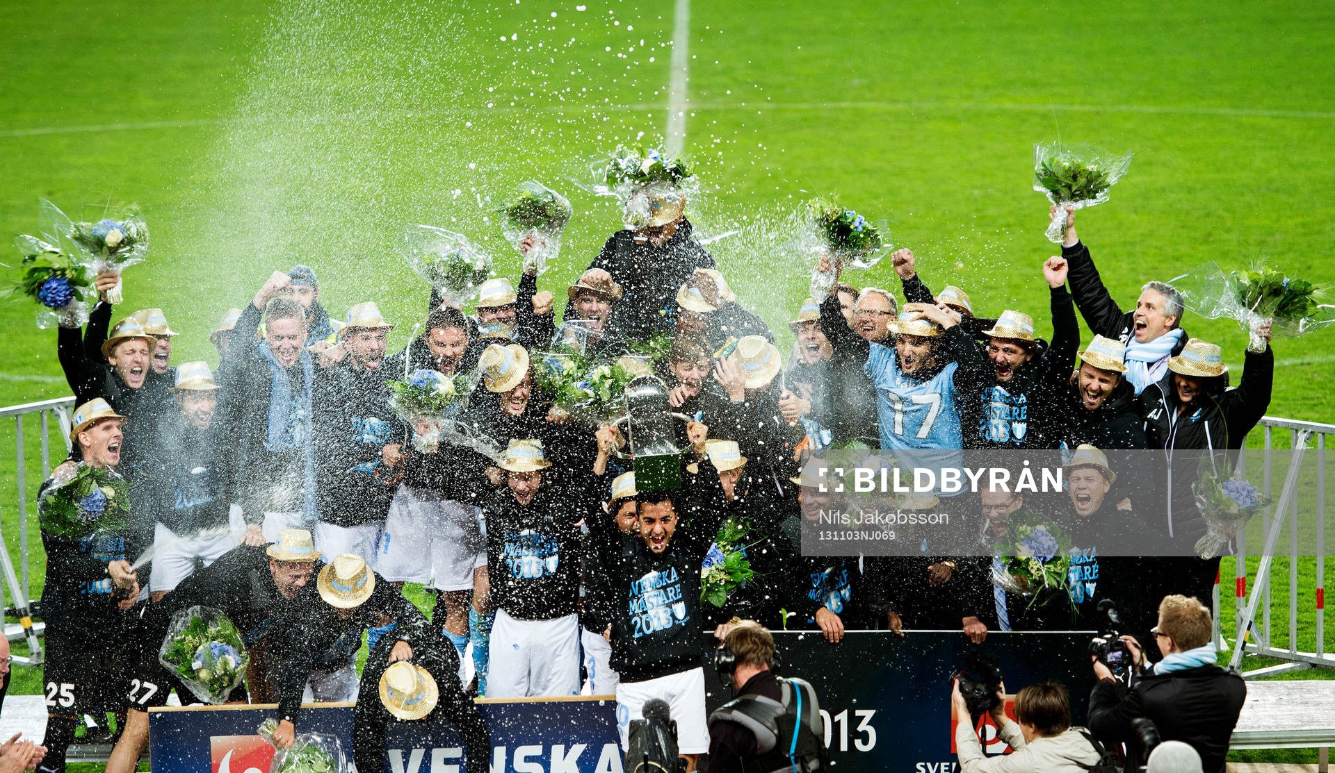 Malmös Jiloan Hamad jublar med Lennart Johanssons pokal