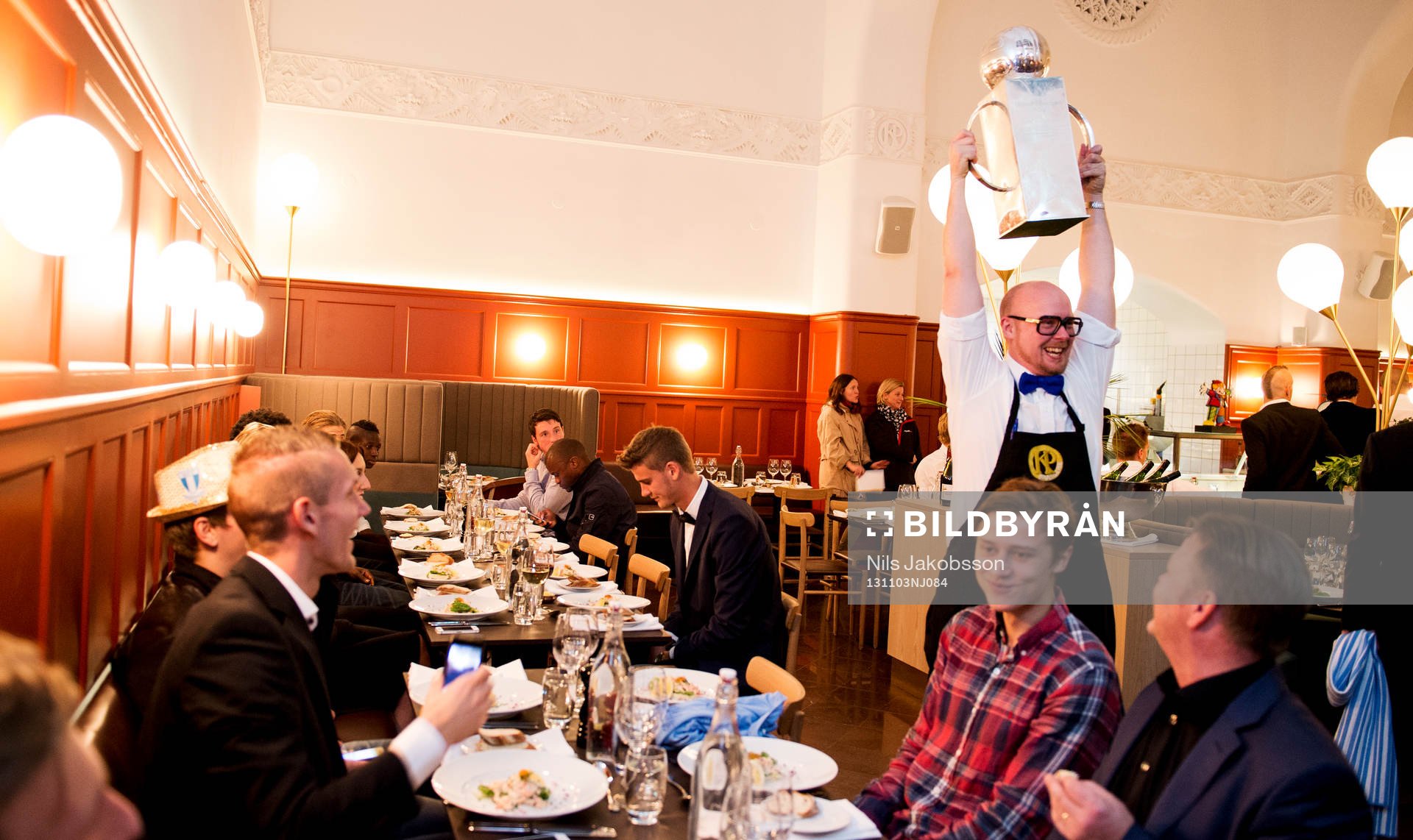 En i personalen får känna på Lennart Johanssons pokal