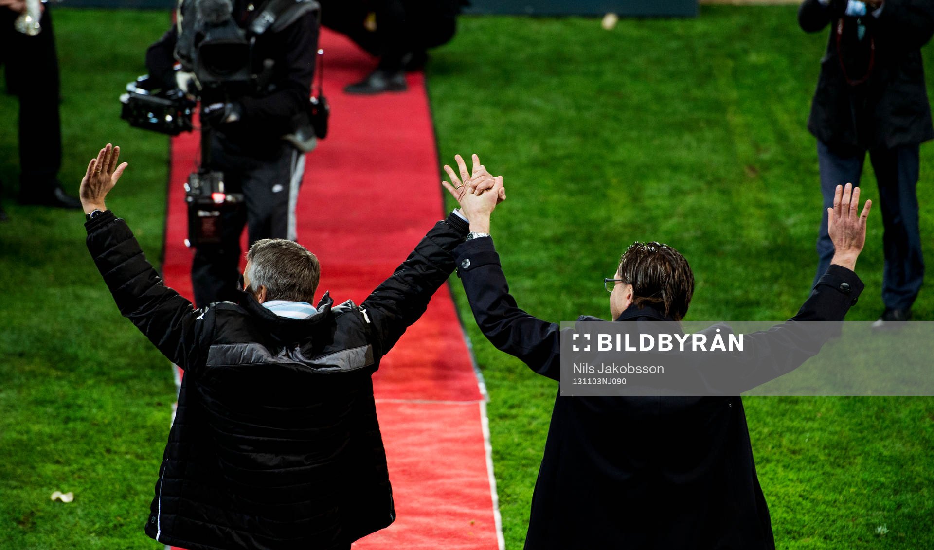 Malmös sportchef Per Ågren och tränare Rikard Norling firar guldet hand i hand efter fotbollsmatchen i i Allsvenskan mellan Malmö FF och Syrianska den 3 november 2013 i Malmö.