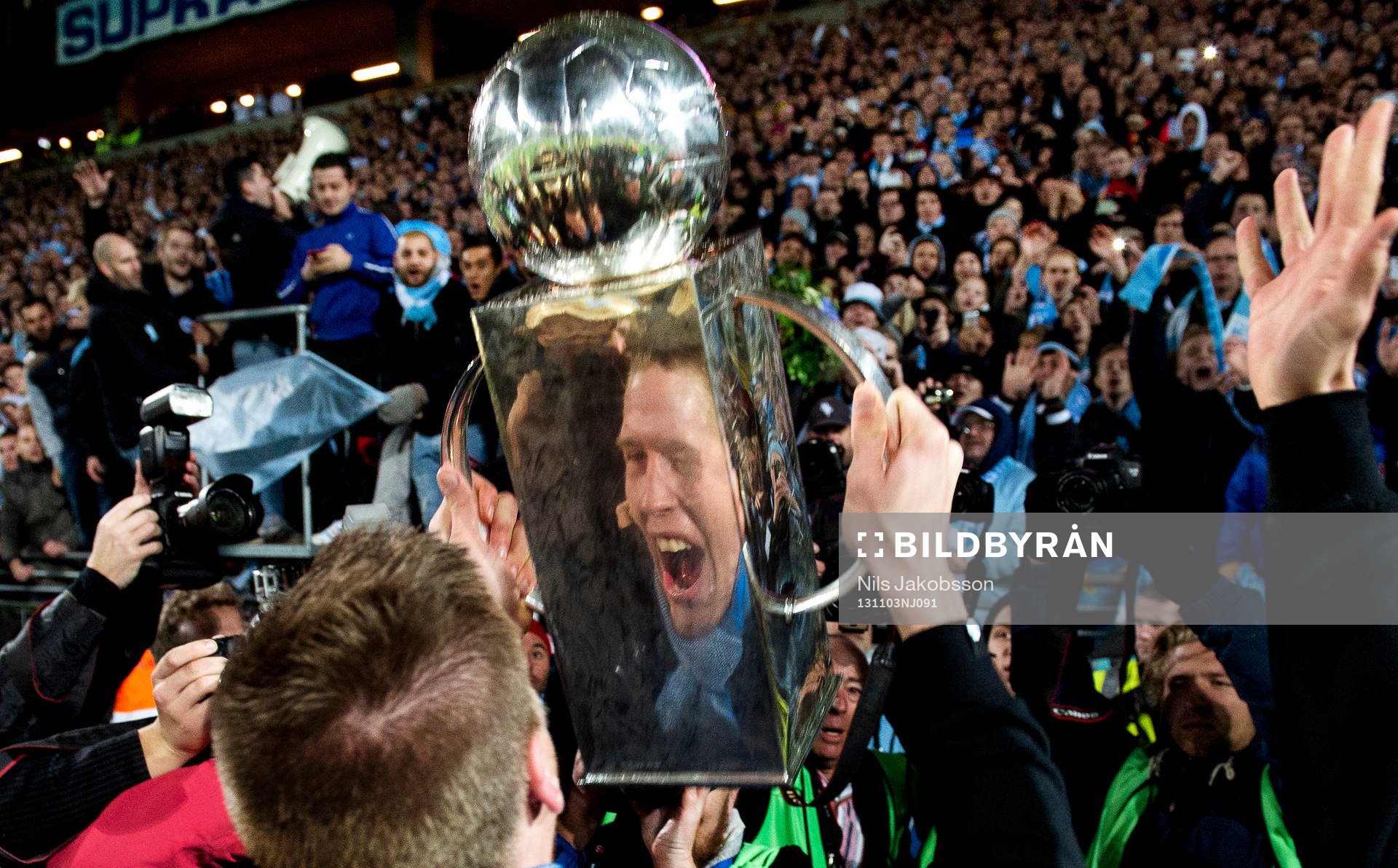 Malmös Pontus Jansson jublar med Lennart Johanssons pokal