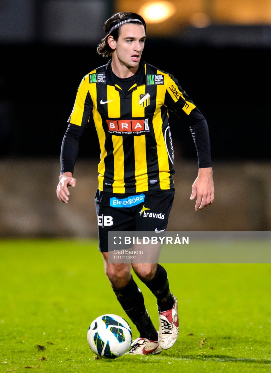 Häckens Oliver Stanisic med bollen