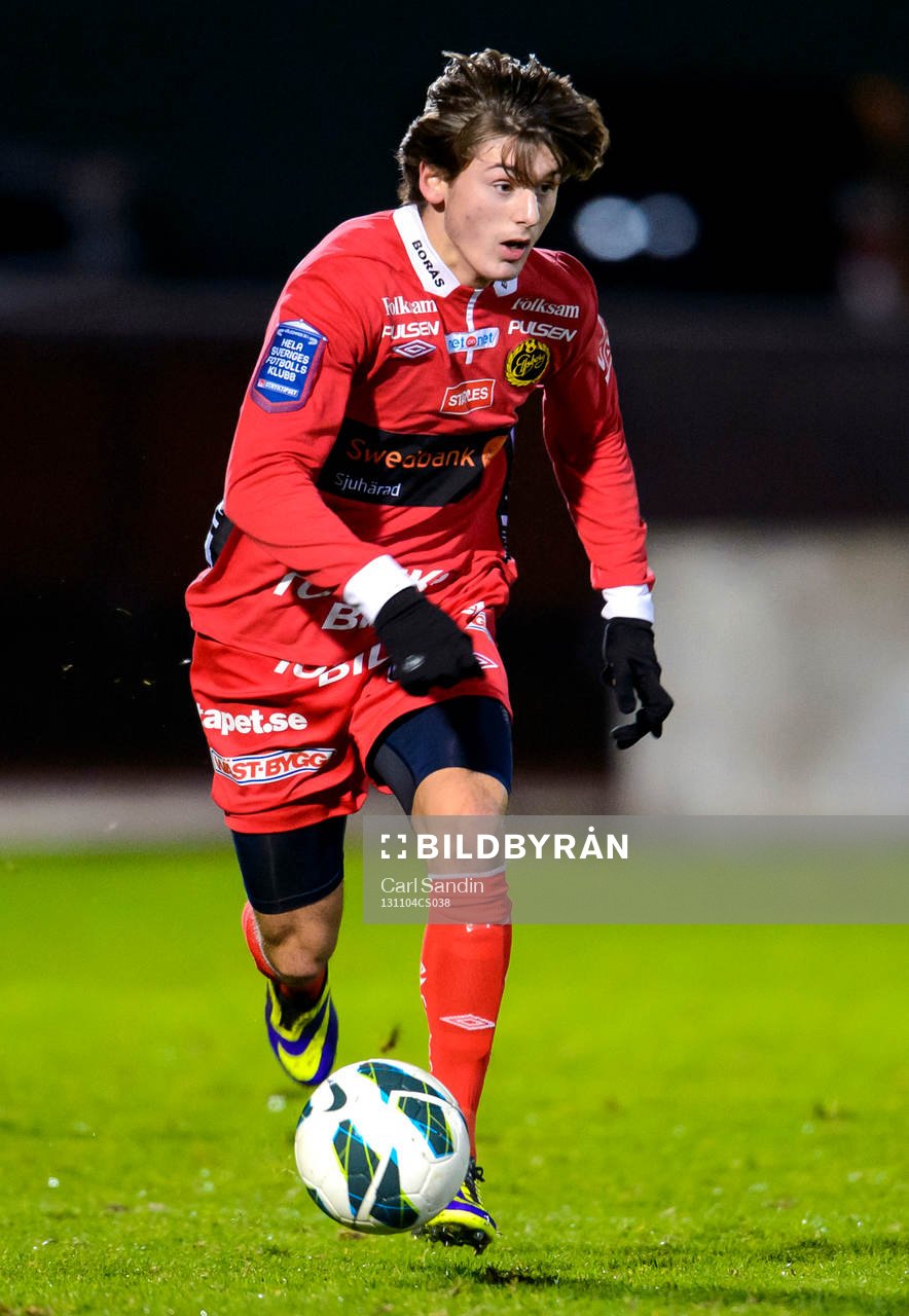 Elfsborgs Arber Zeneli med bollen