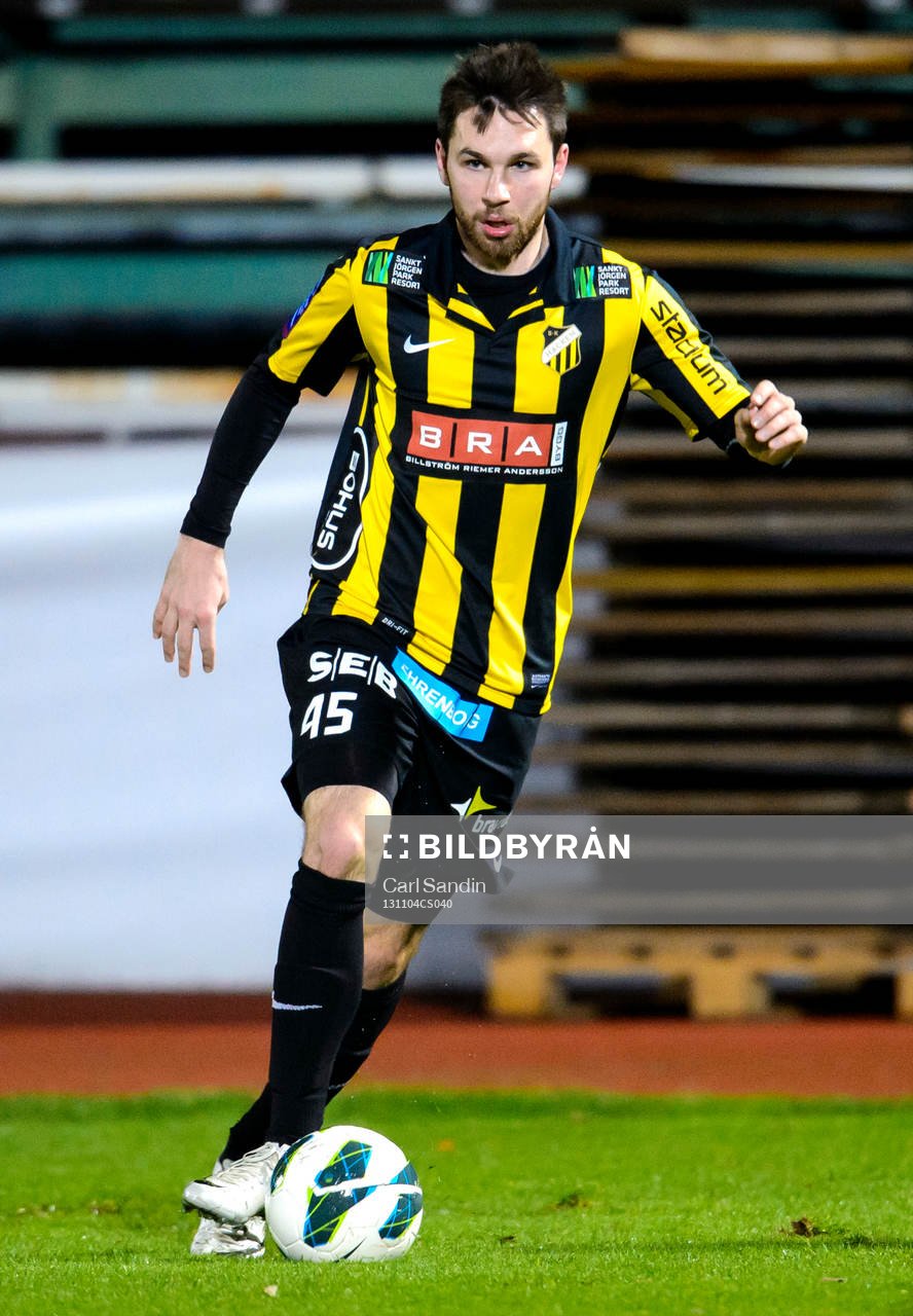 Häckens Mikolaj Lebedynski med bollen