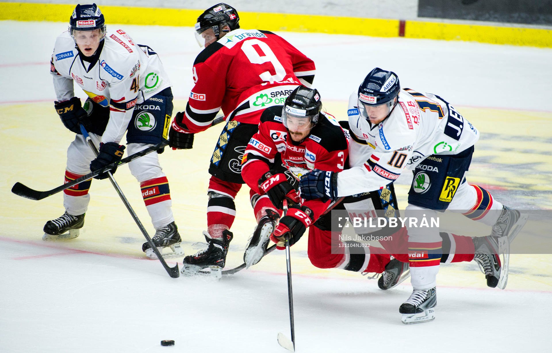 Malmö Redhawks Björn Carlsson blir tagen av Djurgårdens