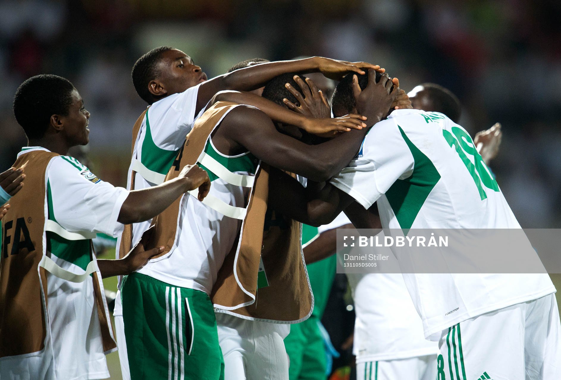 Nigeria jublar efter att  Taiwo AWONIYI har gjort 1-0 under semifinalen i U17-VM den 05 november 2013 i Dubai.