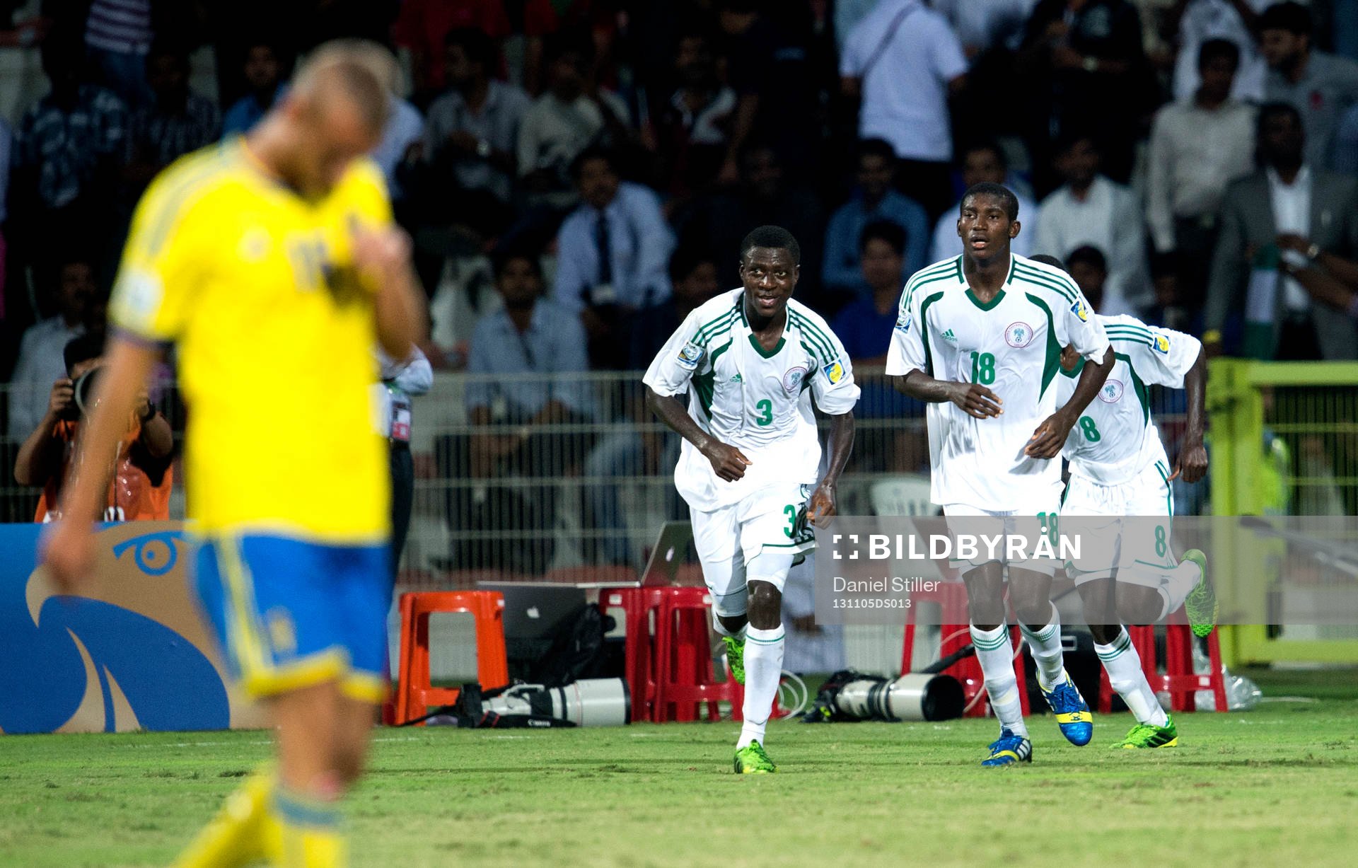 Nigerias Taiwo AWONIYI jublar