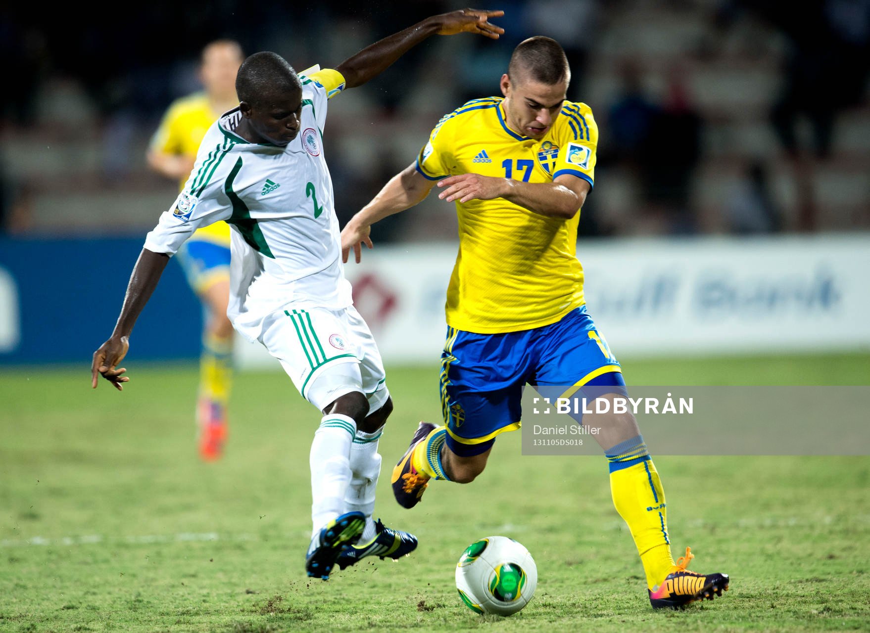 Nigerias Musa MUHAMMED i kamp med Sveriges Mirza Halvadzic under semifinalen i U17-VM den 05 november 2013 i Dubai.