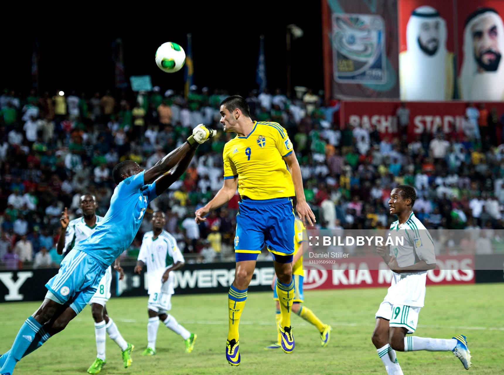 Sveriges Valmir Berisha i duell med Nigerias målvakt Dele ALAMPASU under semifinalen i U17-VM den 05 november 2013 i Dubai.