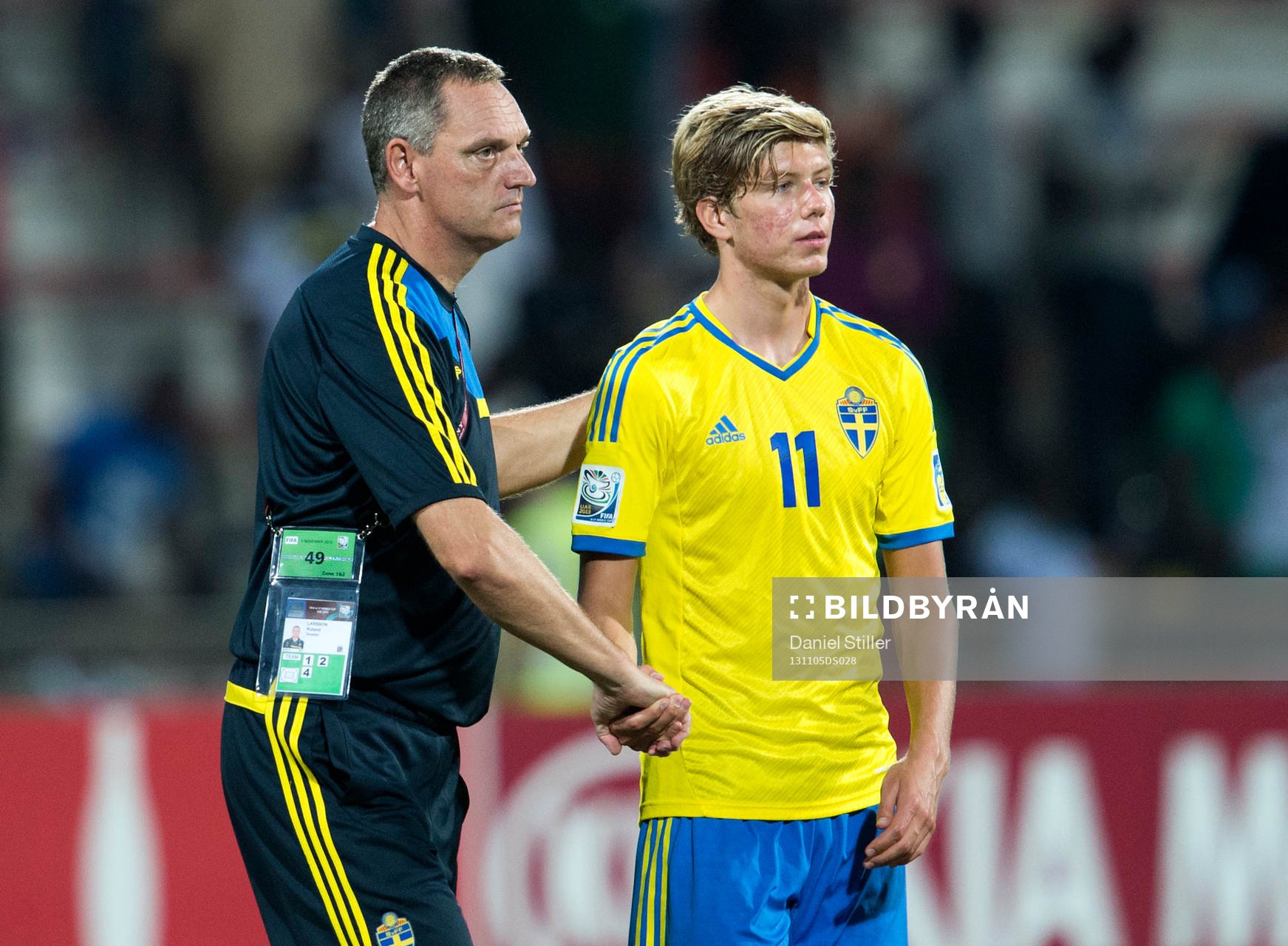 Sveriges förbundskapten Roland Larsson tackar Anton Saletros efter semifinalen i U17-VM den 05 november 2013 i Dubai.