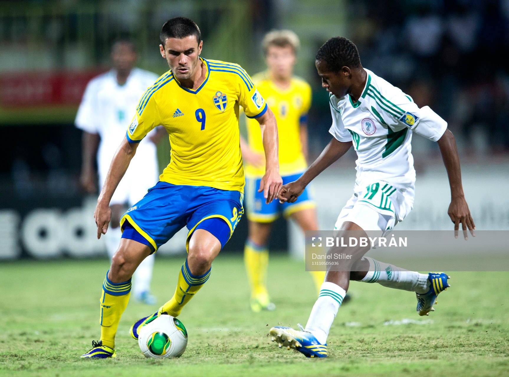 Sveriges Valmir Berisha i duell med Nigerias Zaharaddeen BELLO innan semifinalen i U17-VM den 05 november 2013 i Dubai.