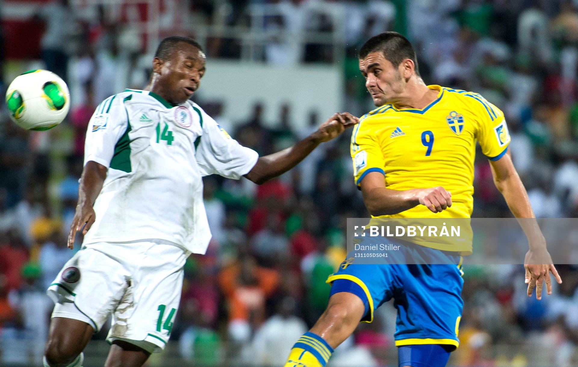 Nigerias Chidiebere NWAKALI i duell med Sveriges Valmir Berisha under semifinalen i U17-VM den 05 november 2013 i Dubai.