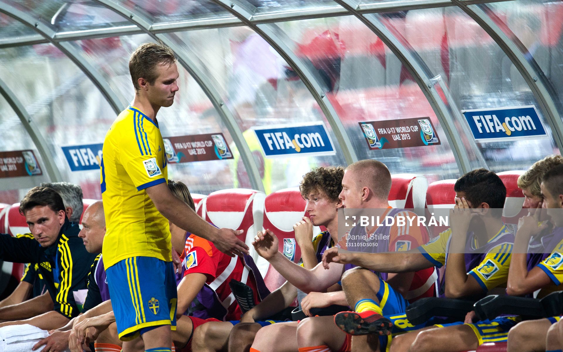 Sveriges Gustav Engvall tackar lagkompisarna på bänken