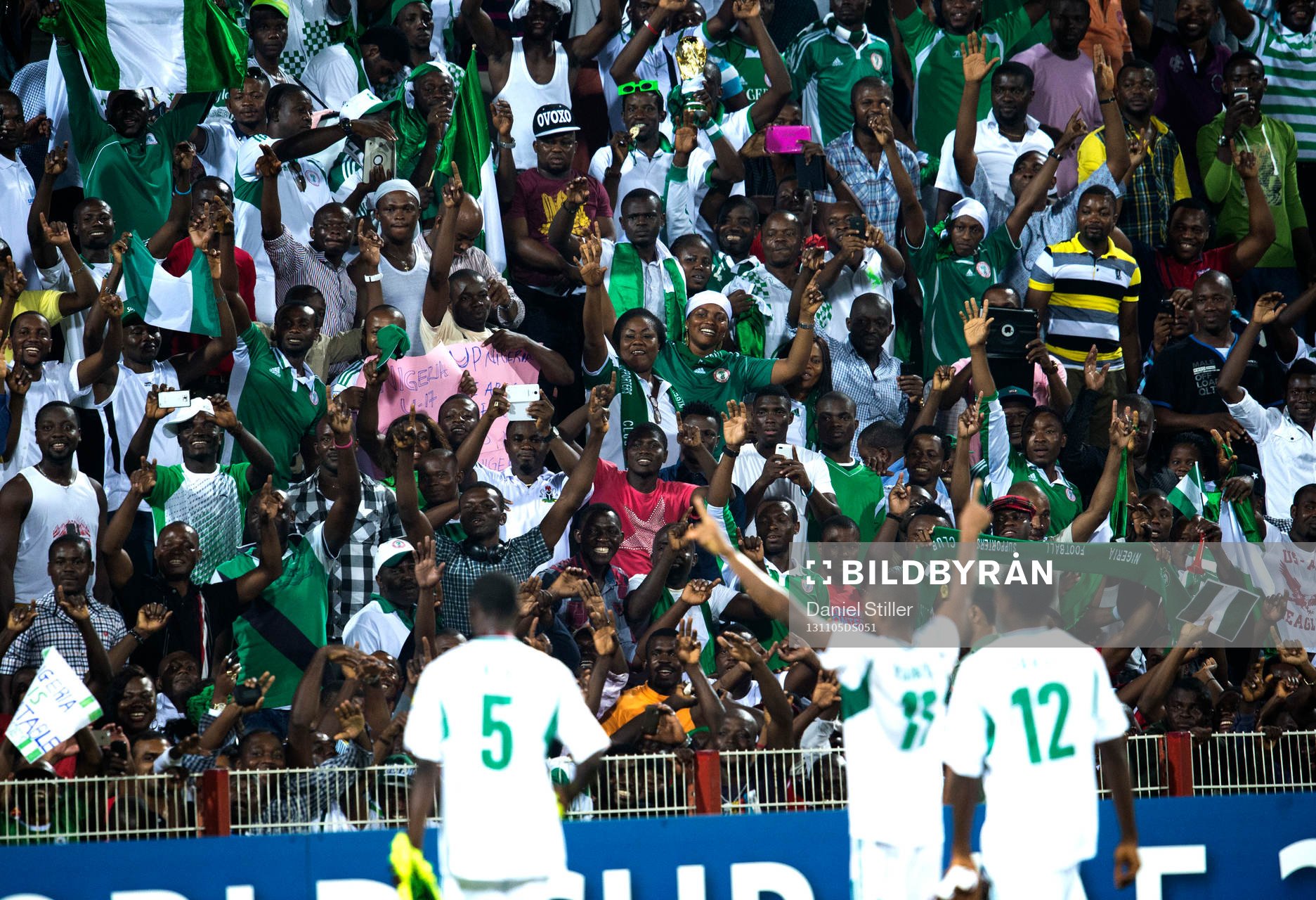 Nigeria tackar för publikstödet efter semifinalen i U17-VM den 05 november 2013 i Dubai.