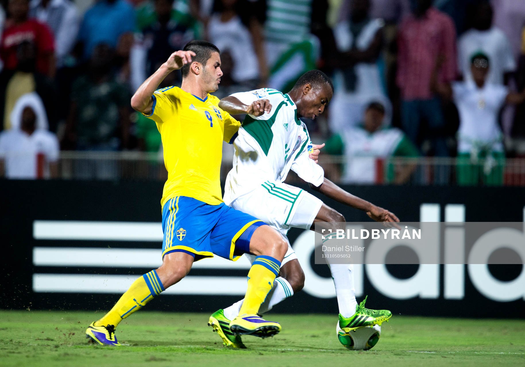Sveriges Valmir Berisha i duell med Nigerias Chidiebere NWAKALI under semifinalen i U17-VM den 05 november 2013 i Dubai.