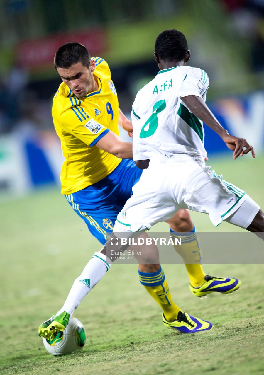 Sveriges Valmir Berisha går förbi Nigerias Abdullahi ALFA