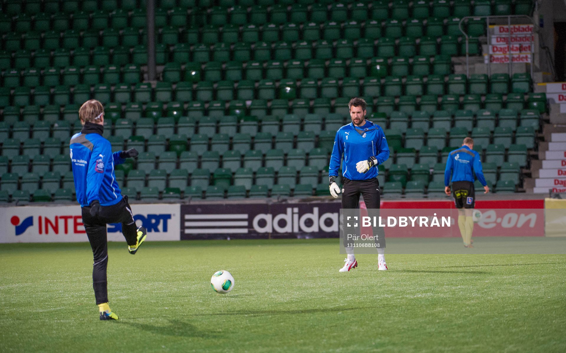Halmstads målvakt Stojan Lukic värmer upp innan matchen i kvalet till allsvenskan mellan GIF Sundsvall och Halmstad BK 6 November 2013 i Sundsvall 