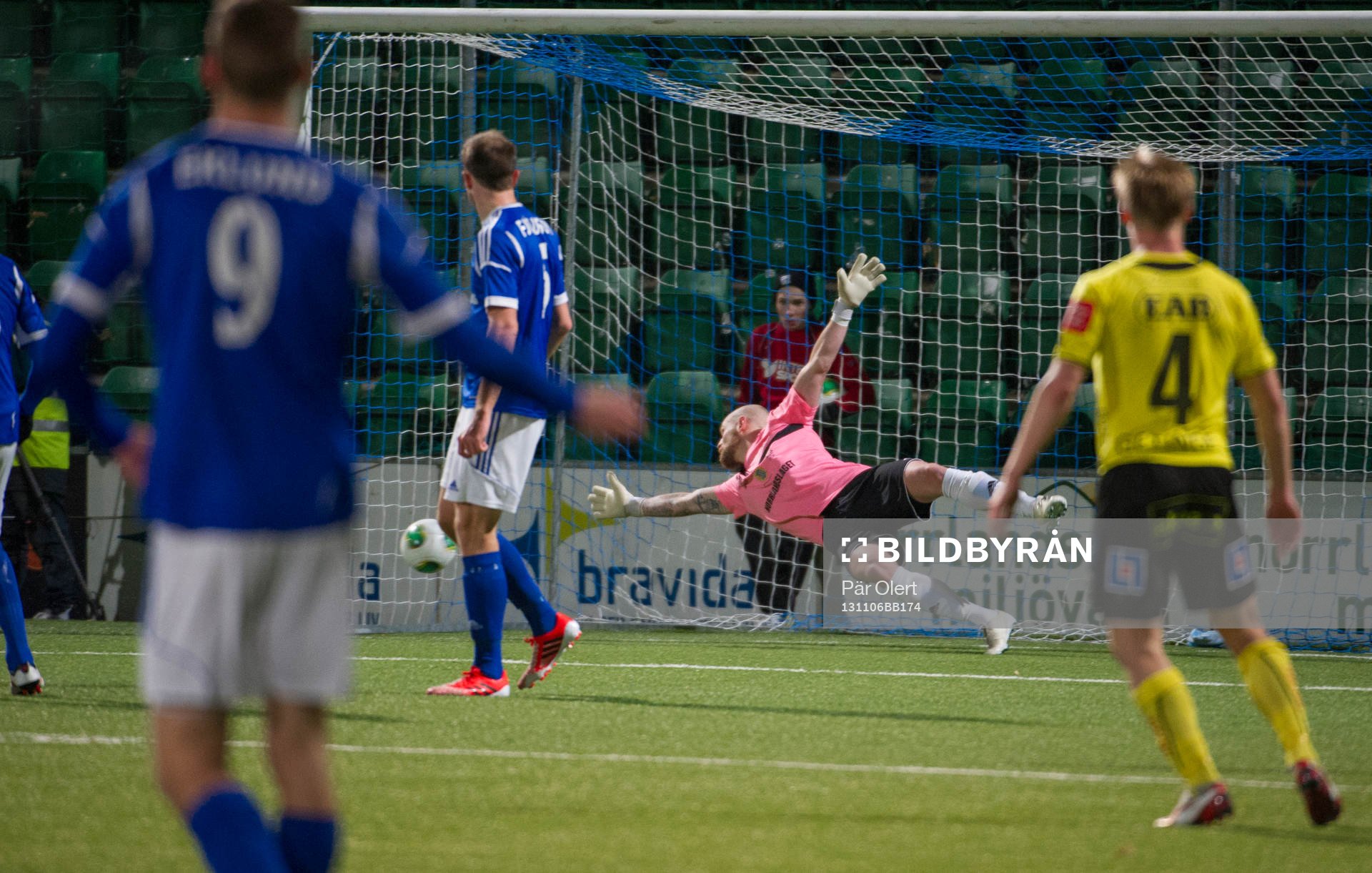 Sundsvalls målvakt Tommy Naurin, släpper in 1-1 målet,