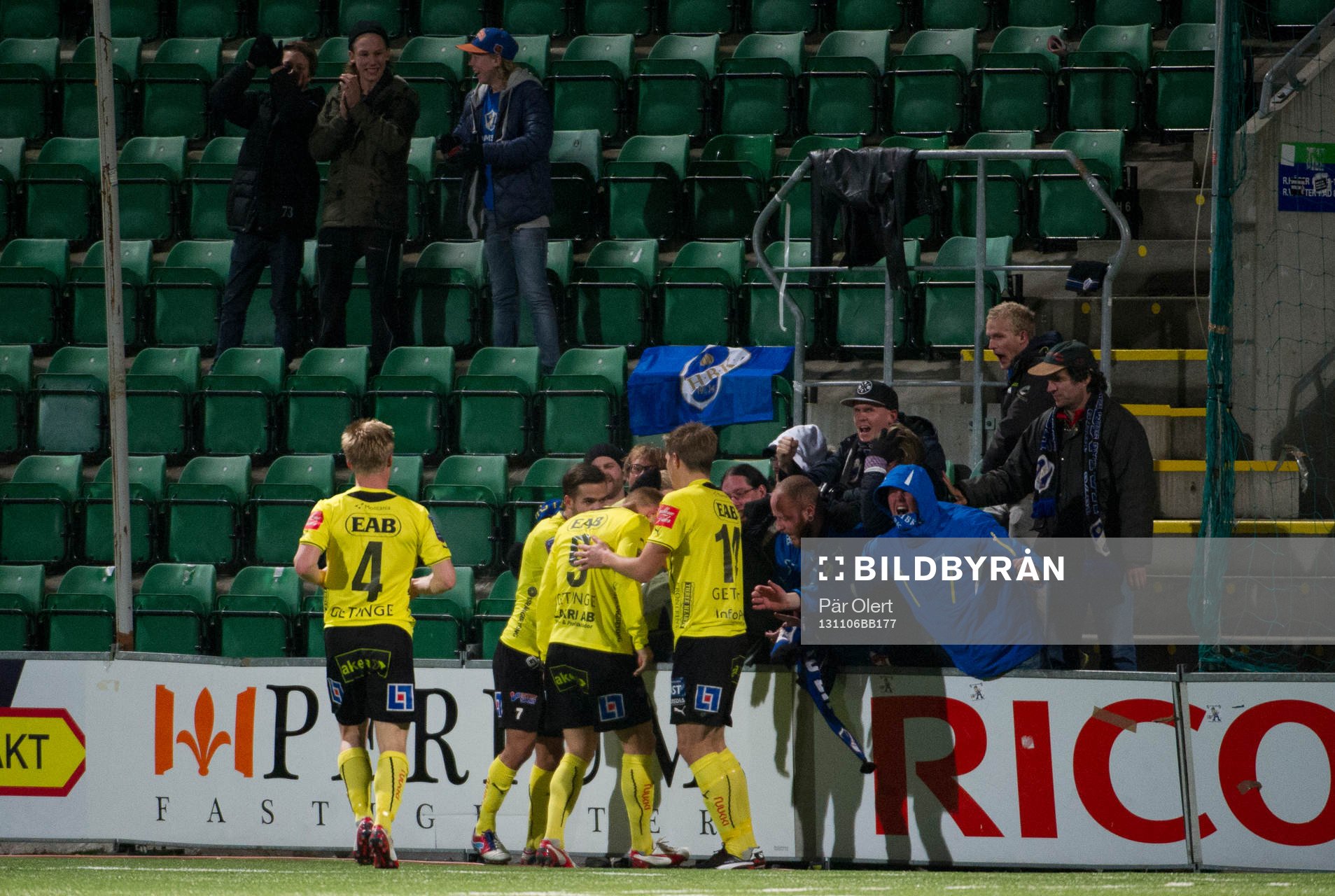 Halmstads Gudjon Baldvinsson, Kristinn Steindorsson, Mikael Boman & Andreas Landgren jublar och kramar ditresta supportrarna efter 1-1 målet utav Gudjon Baldvinsson i matchen i kvalet till allsvenskan mellan GIF Sundsvall och Halmstad BK 6 November 2013 i Sundsvall