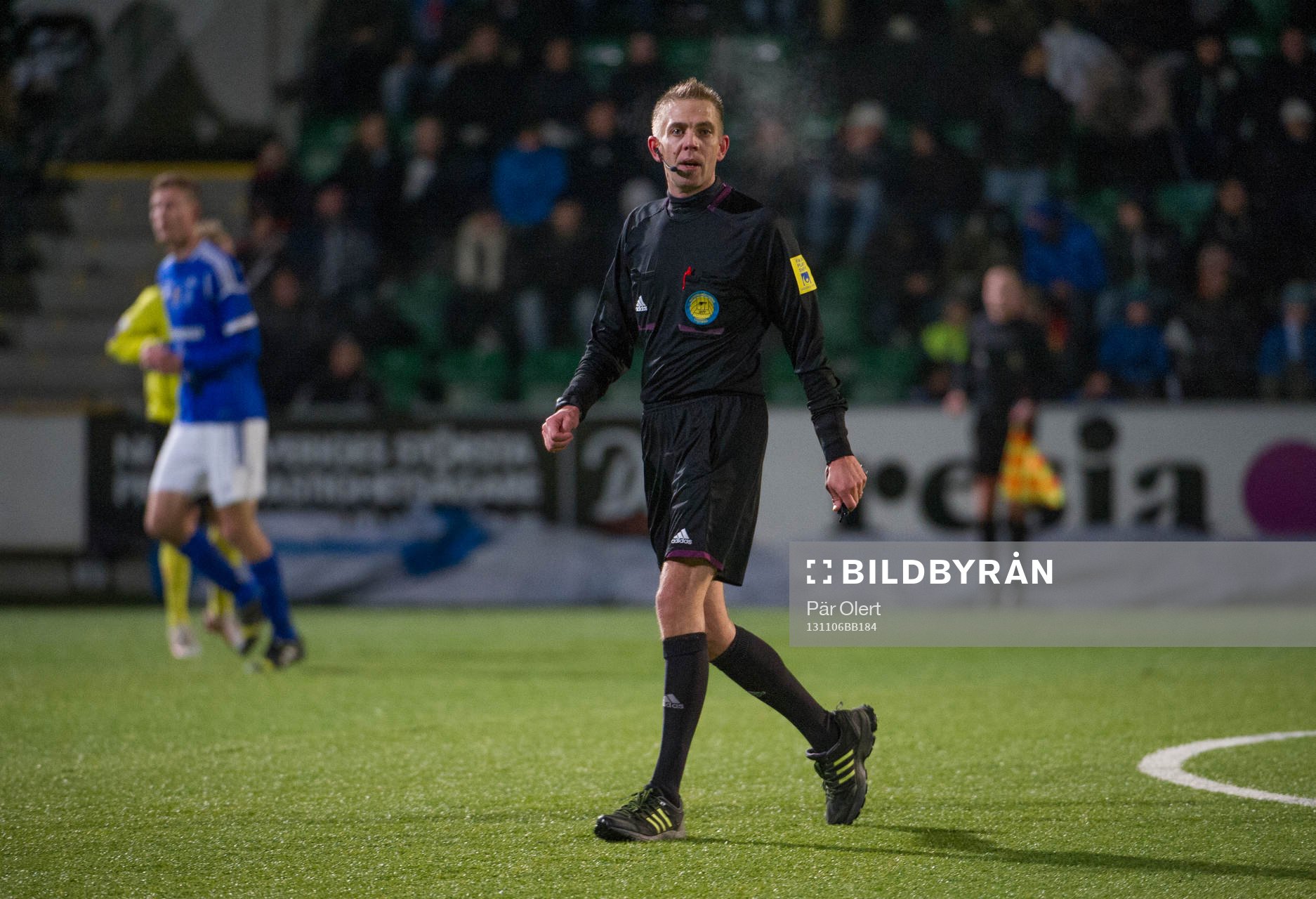 Domaren Johan Hamlin i matchen i kvalet till allsvenskan