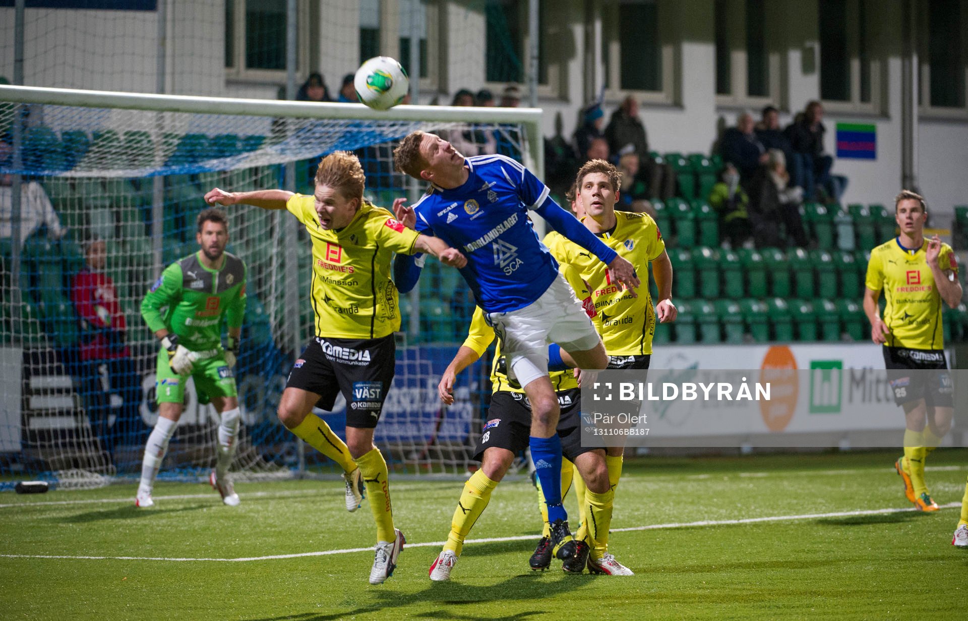 Sundsvalls Johan Eklund, i nickduell med Halmstads Johan