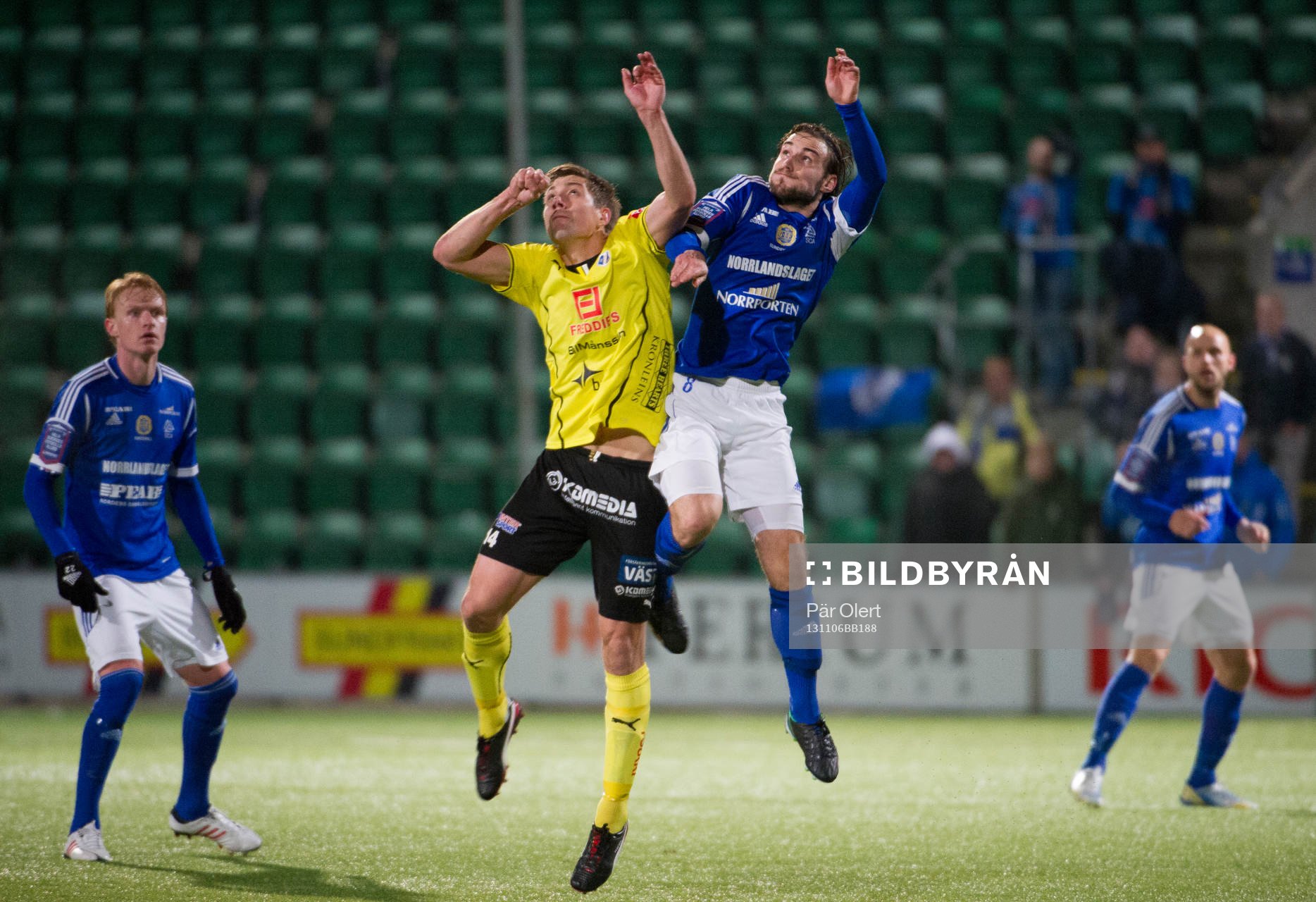 Sundsvalls Kevin Walker, i nickduell med Halmstads Mikael