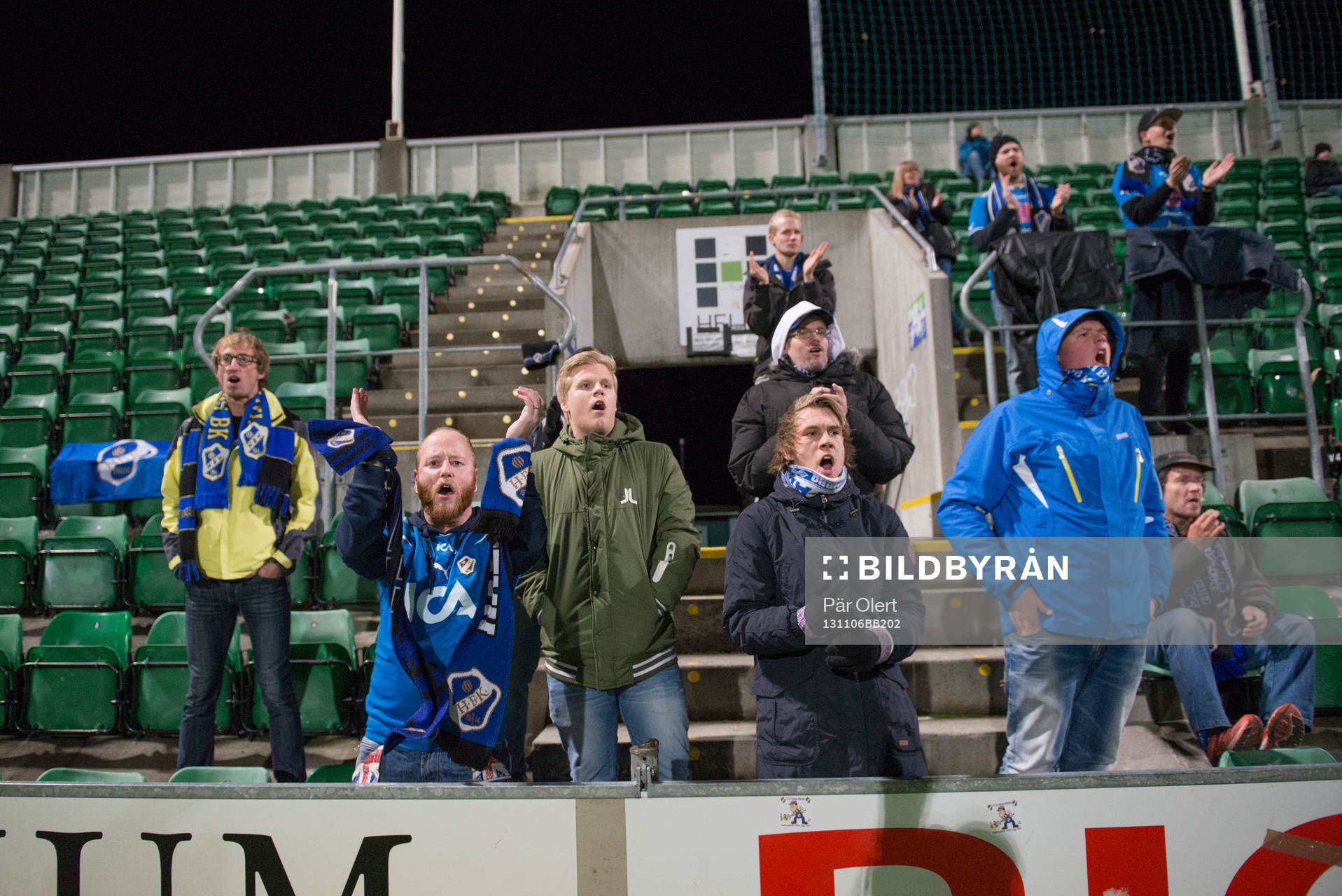 Halmstads supportrarna jublar efter 1-1 i matchen i kvalet till allsvenskan mellan GIF Sundsvall och Halmstad BK 6 November 2013 i Sundsvall