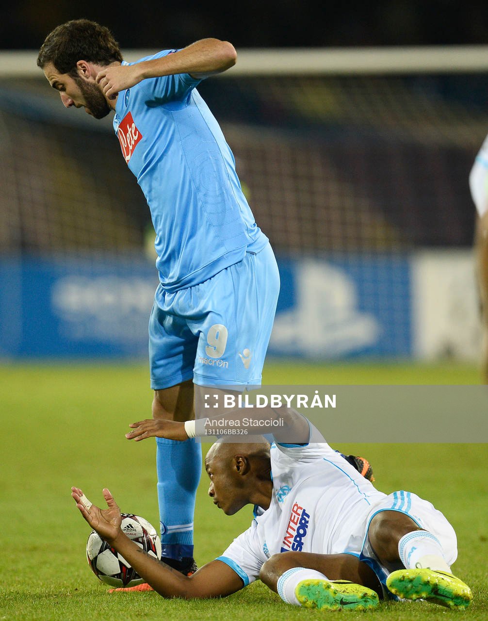 Fotboll, Champions League, Olympique Marseille - Napoli: Gonzalo Higuain Napoli, Andre' Ayew Marseille Napoli 06-11-2013 Stadio San Paolo Football Calcio Champions League 2013/2014 Napoli - Olympique de Marseille / Napoli - Marsiglia