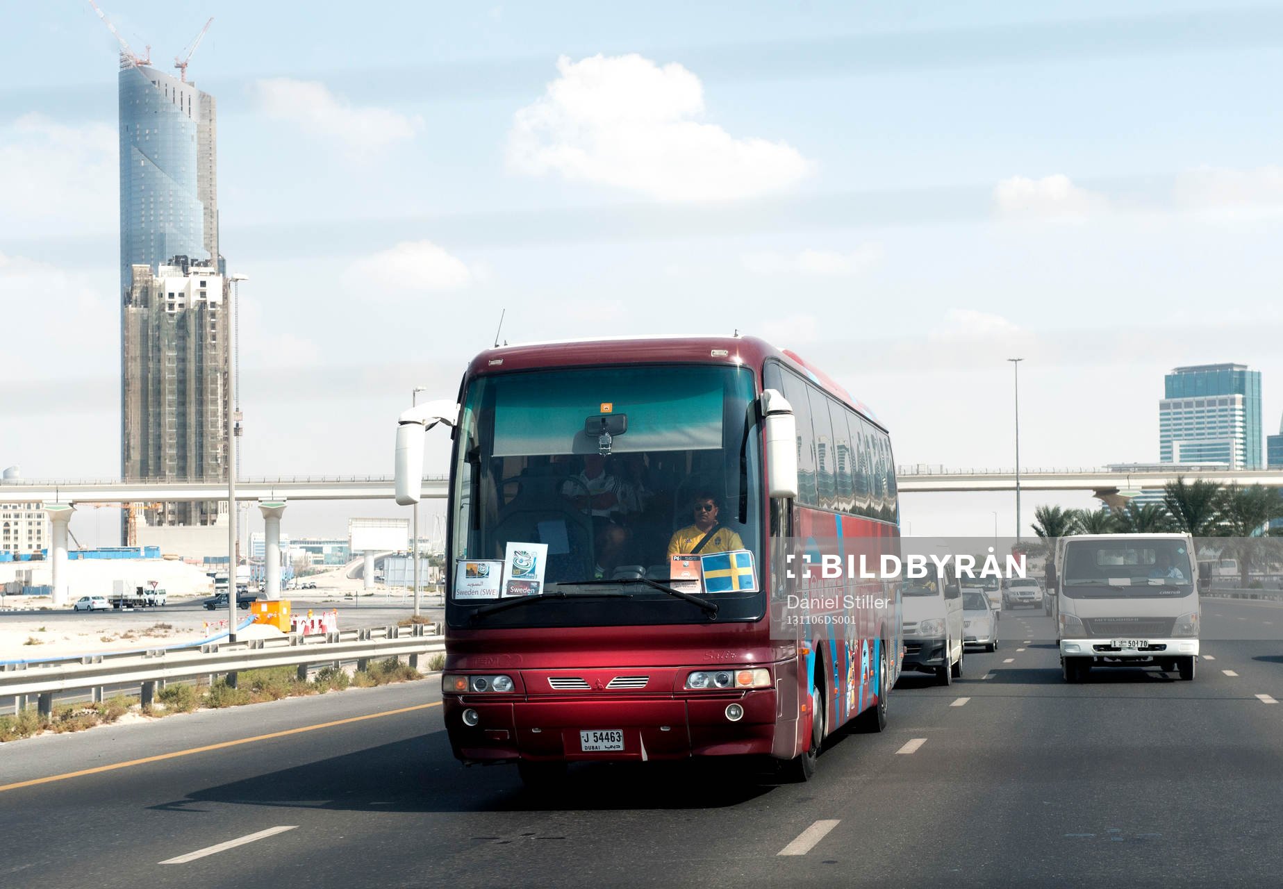 Bussen med de svenska spelarna lämnar Dubai för Abu Dhabi