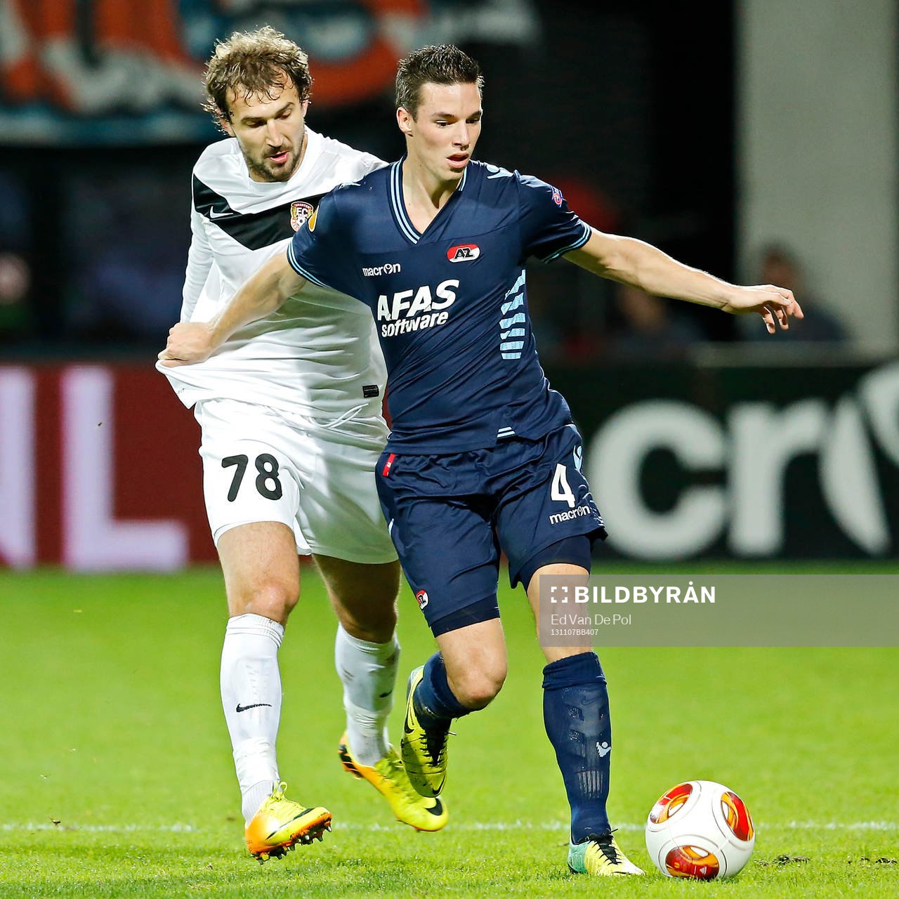ALKMAAR - 07-11-2013 - Europa League, AZ - FC Shakhter Karagandy, AFAS Stadion, Shakhter speler Igor ZENKOVICH (l), AZ speler Nick Viergever (r).