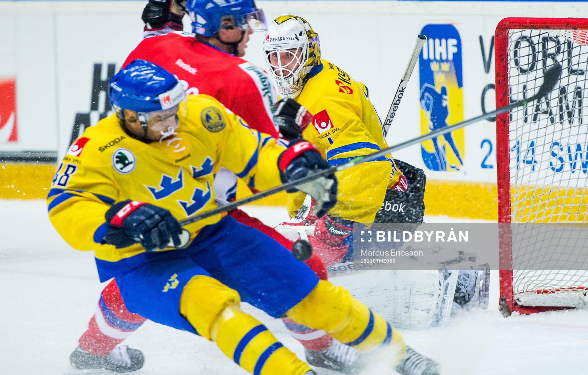 Sveriges målvakt Henrik Karlsson stöter undan pucken