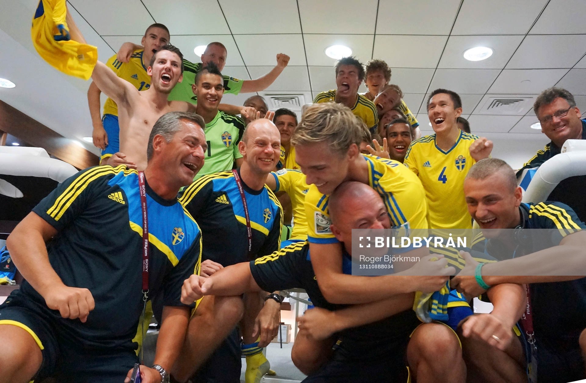 De svenska bronsmedaljörerna jublar i omklädningsrummet