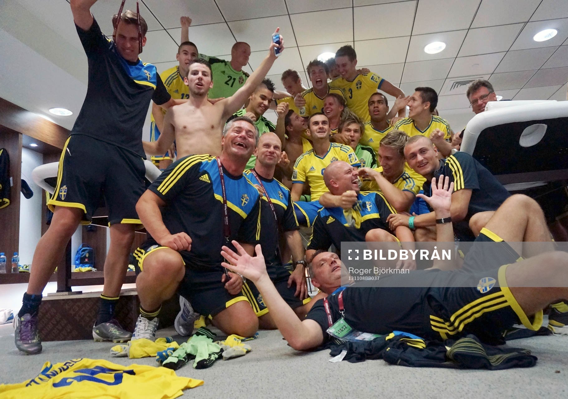 De svenska bronsmedaljörerna jublar i omklädningsrummet