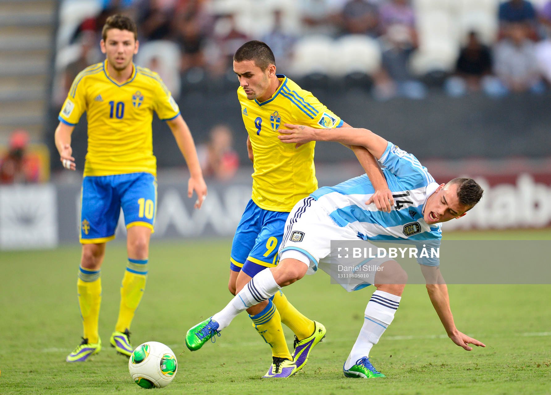 Sveriges Valmir Berisha i duell med Argentinas Lucio Compagnucci under bronsmatchen i U17-VM den 08 november 2013 i Abu Dhabi, Förenade Arabemiraten.  